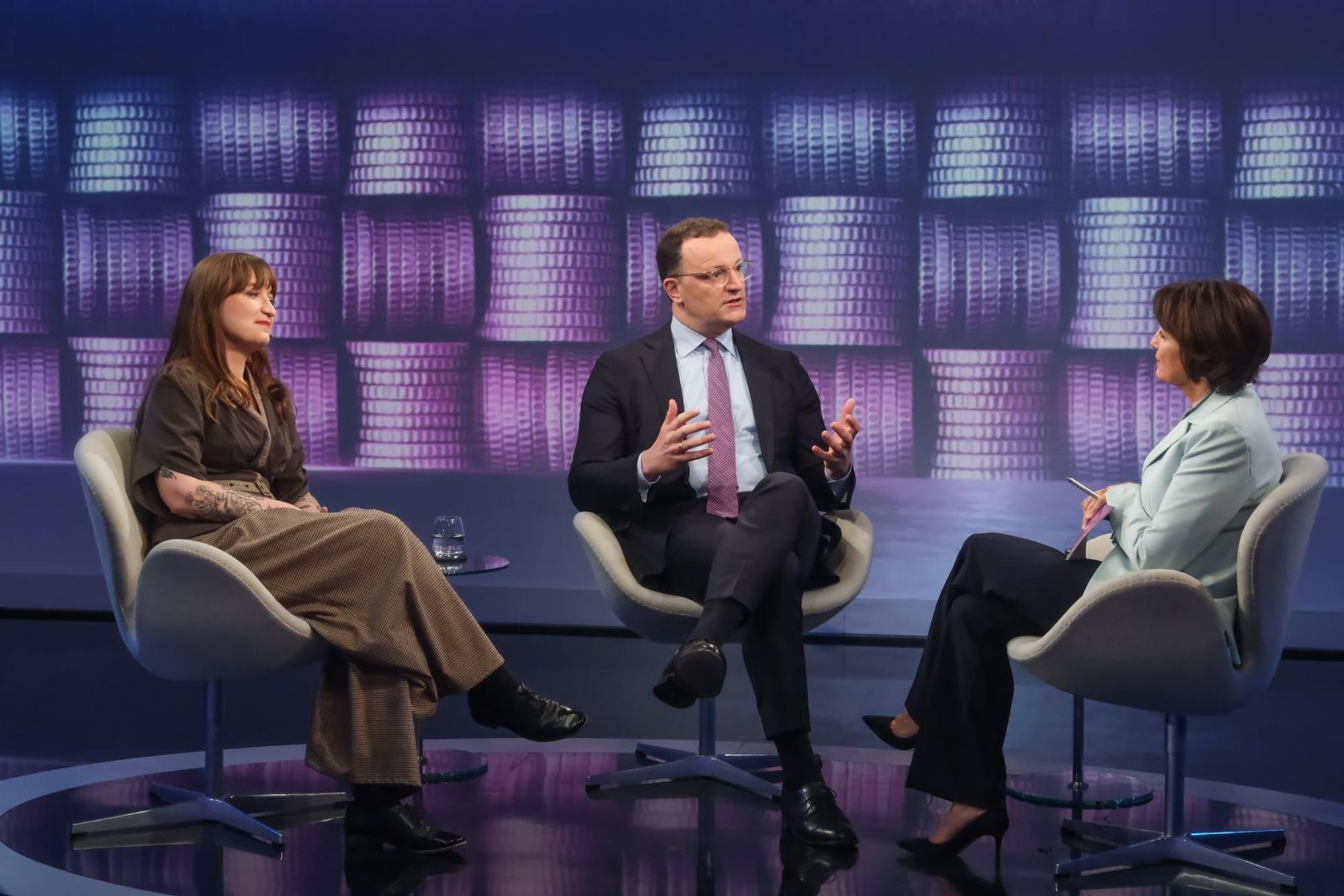 Bei „Maischberger“ zeigt sich, dass Linken-Fraktionschefin Heidi Reichinnek (links) und Unions-Fraktionschef Jens Spahn in fast keinem Politikfeld einer Meinung sind. (Bild: WDR / Oliver Ziebe)