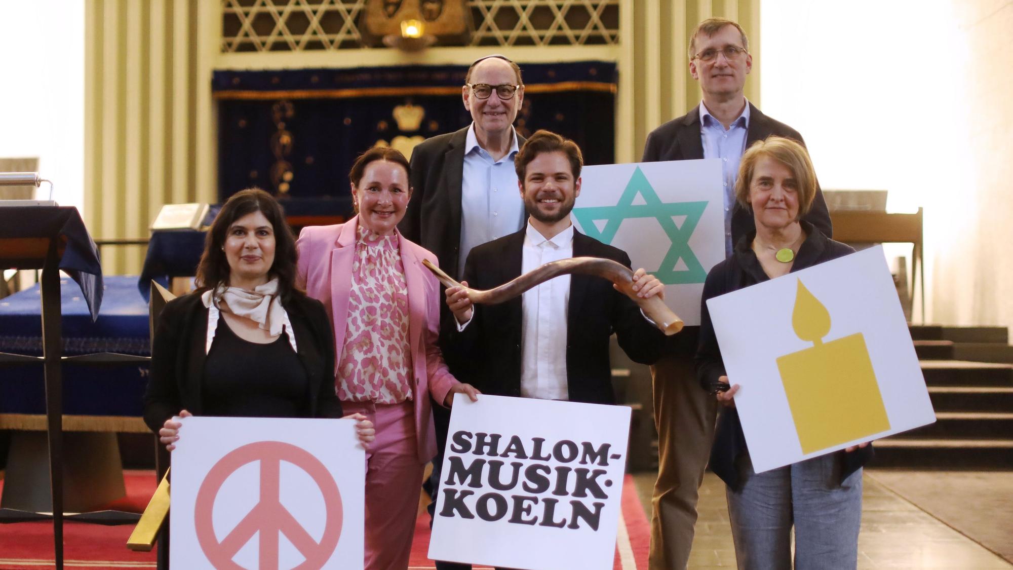 Derya Karadag, Claudia Hesse, Michael Rado, Bar Zemach, Joachim Hardewig und Ulrike Neukamm (v.l.) in der Synagoge bei der Vorstellung des Festivals Shalom-Musik.