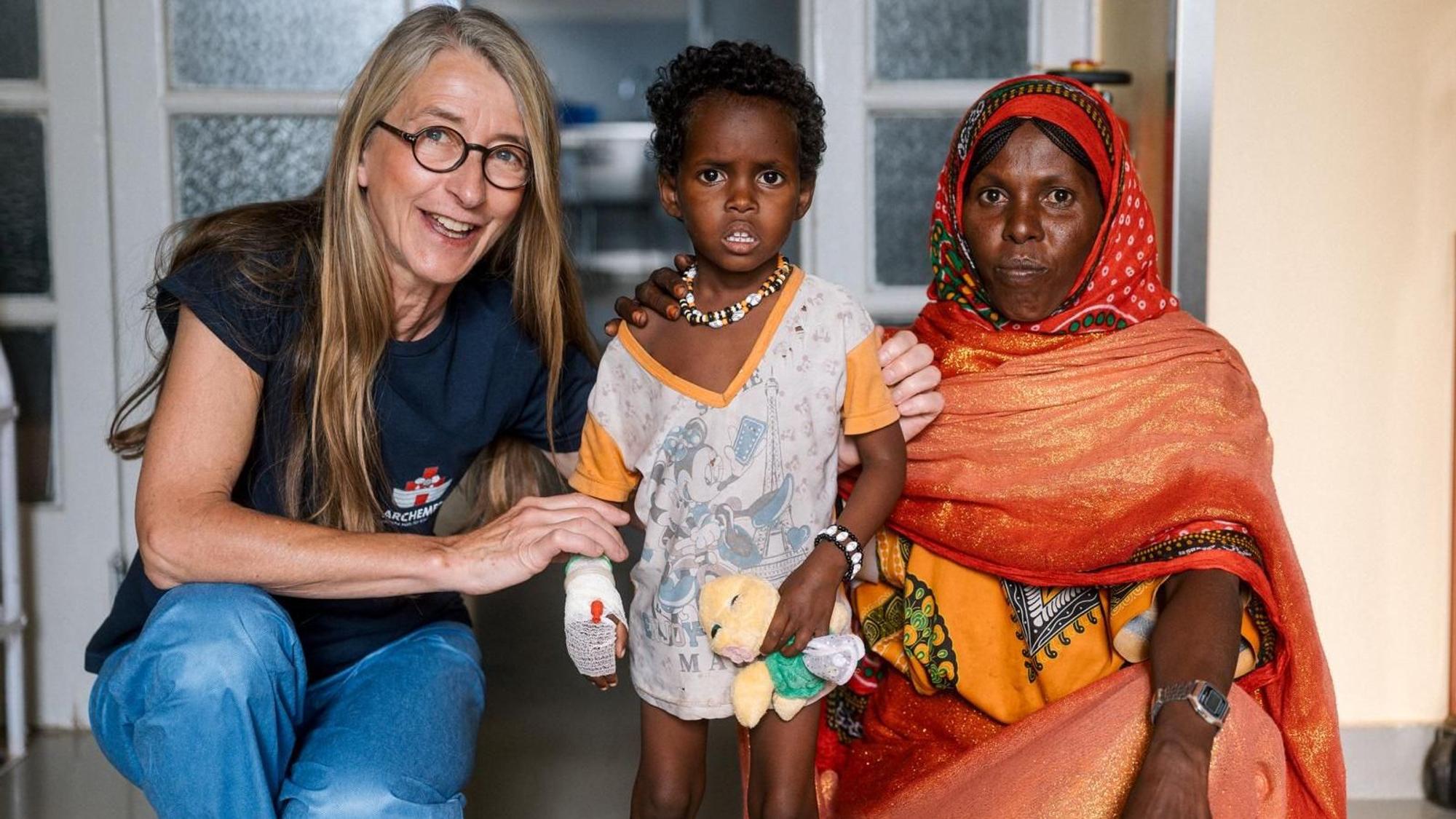 Professorin Martina Messing-Jünger in Eritrea mit einem von ihr operierten Kind und seiner Mutter.