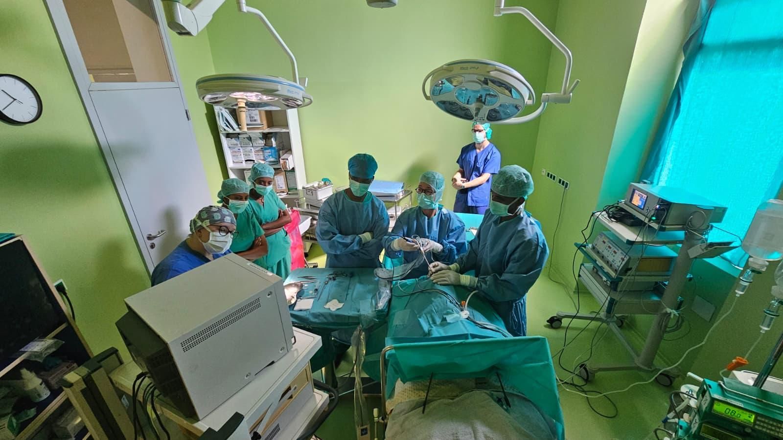 Blick in einen Operationssaal der Klinik in Eritrea, die von Mitarbeiterinnen und Mitarbeitern der der Asklepios Kinderklinik in Sankt Augustin unterstützt wird.