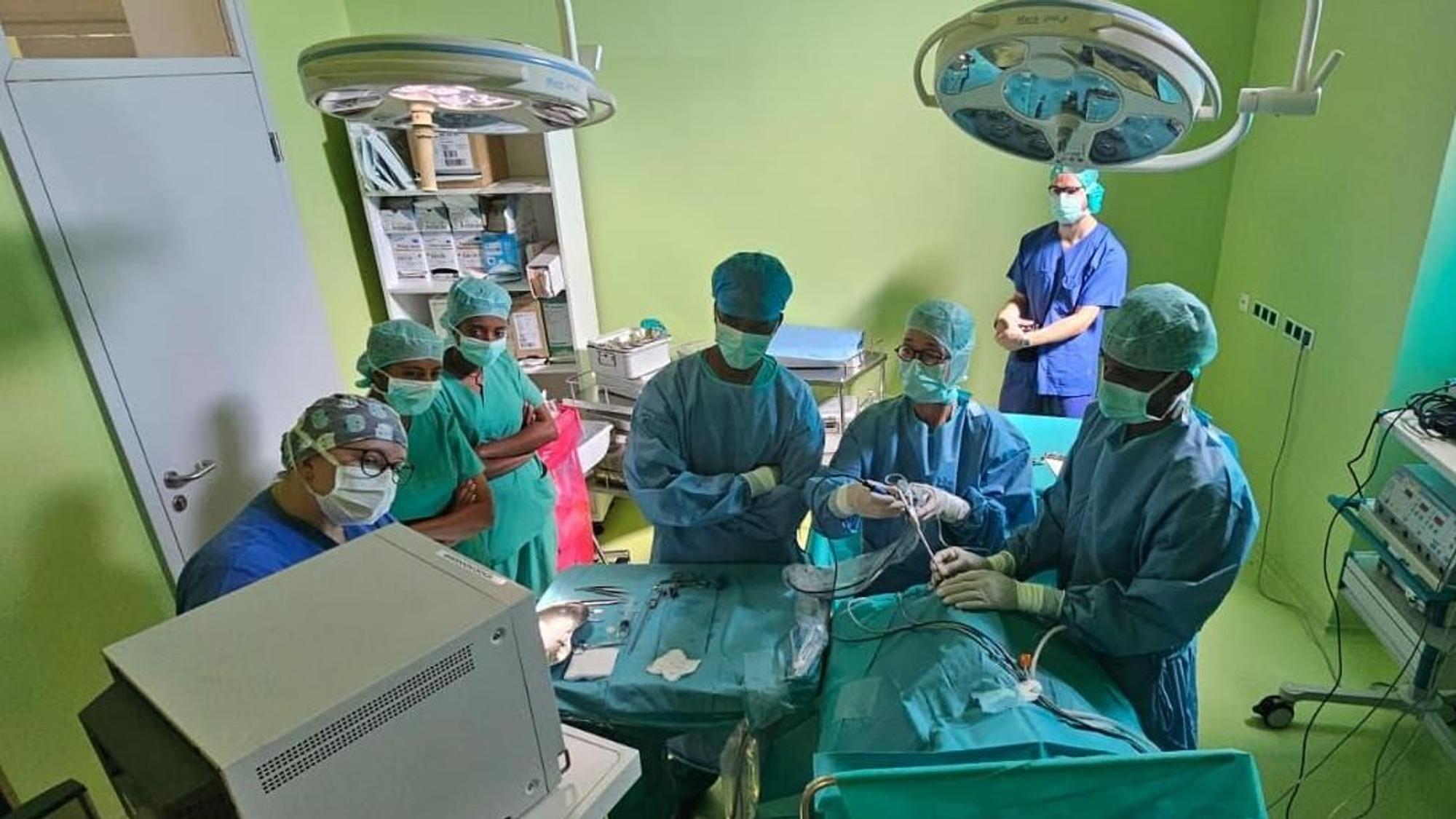 Blick in einen Operationssaal der Klinik in Eritrea, die von Mitarbeiterinnen und Mitarbeitern der der Asklepios Kinderklinik in Sankt Augustin unterstützt wird.