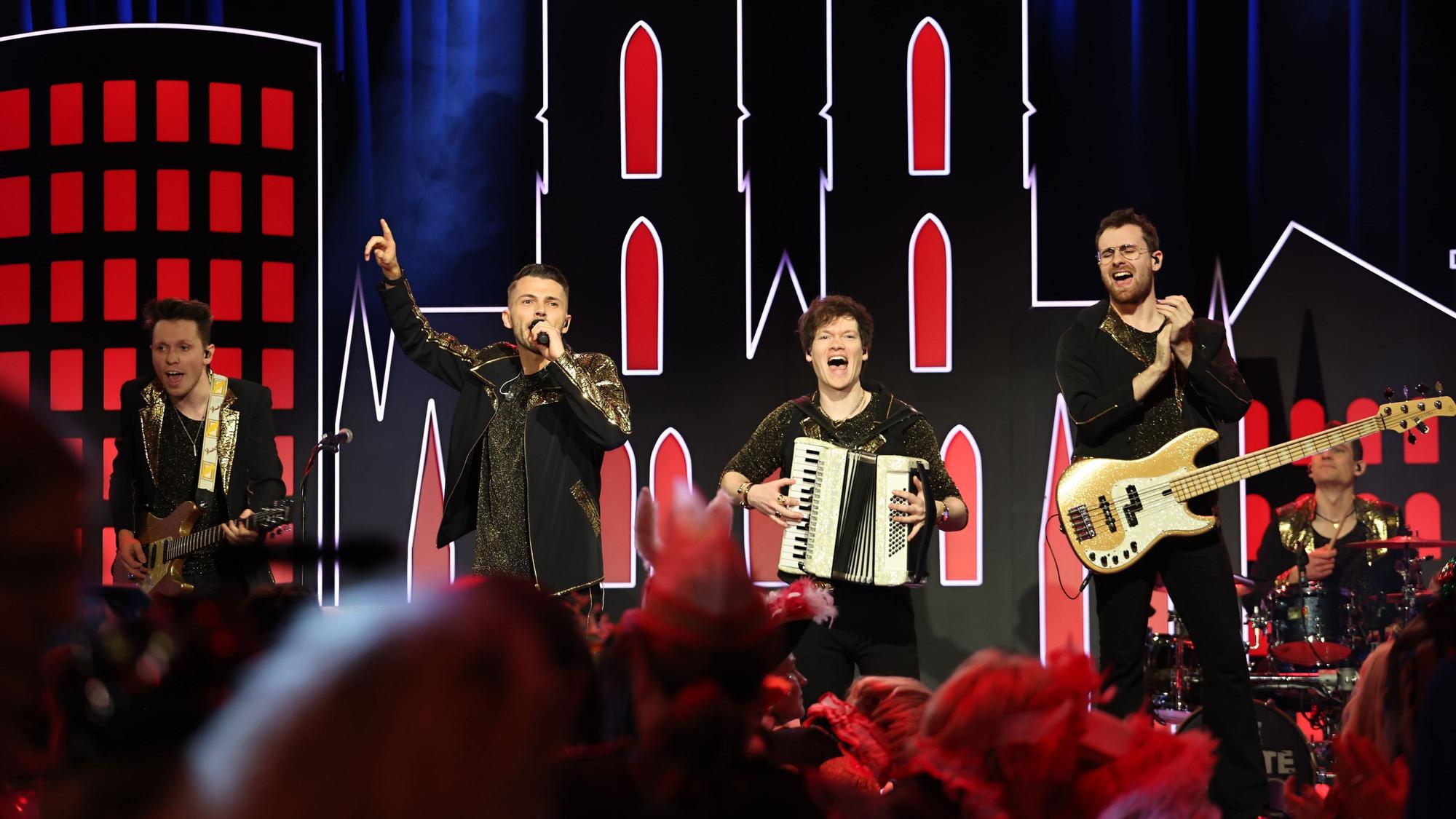 Die Band Scharmöör beim Auftritt auf der Bühne.