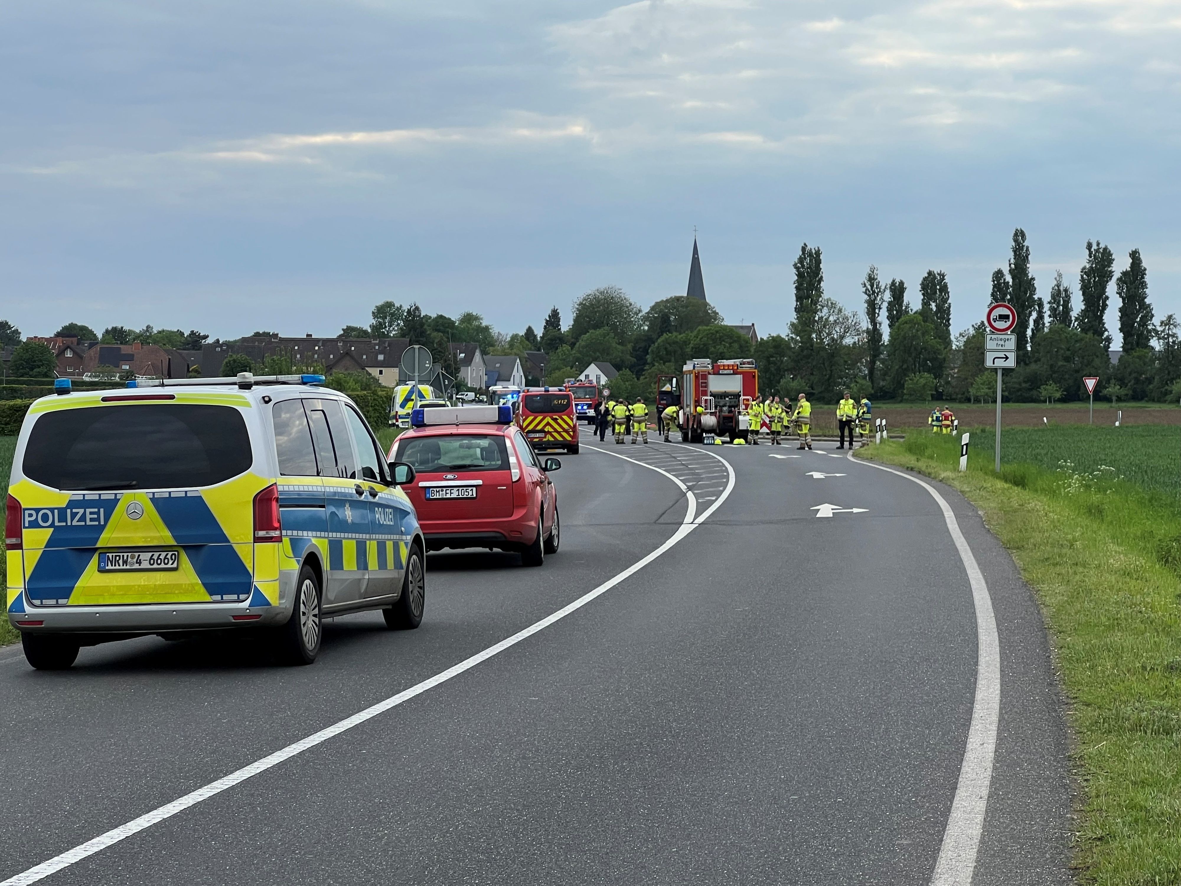 Das Bild zeigt Einsatzkräfte an der Ufnallstelle.