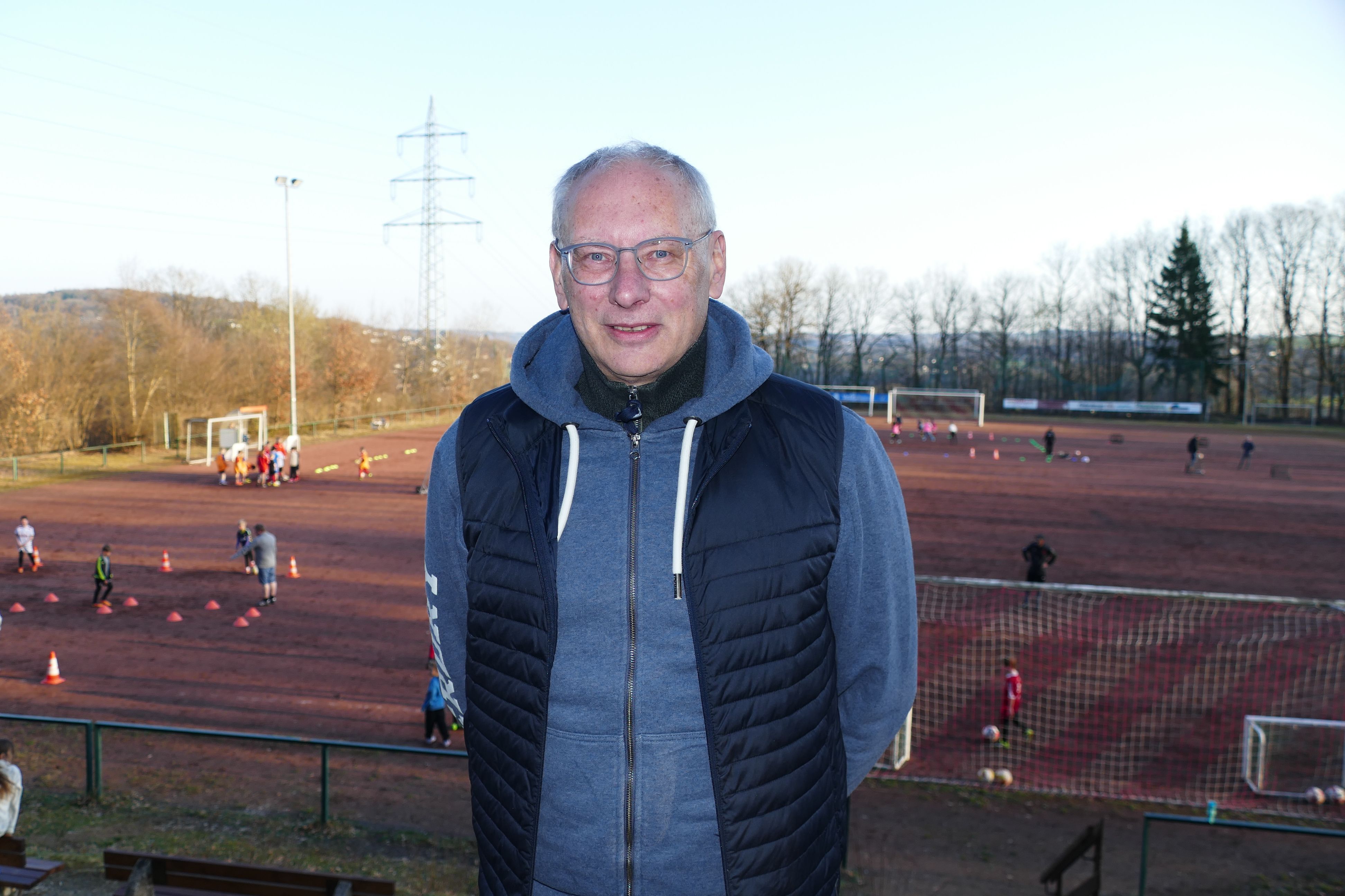 Klaus-Dieter Klein ist beim TuS Schladern für die Belange des Kunstrasenplatzes zuständig.