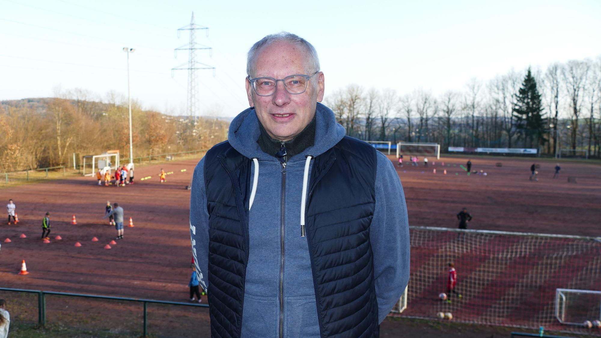 Klaus-Dieter Klein ist beim TuS Schladern für die Belange des Kunstrasenplatzes zuständig.