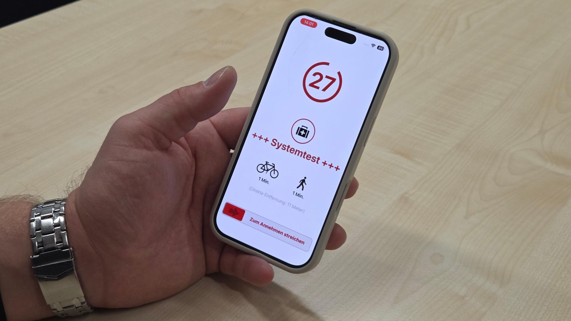 Die KatRetter-App soll helfen, die Zeit zwischen einem Notfall wie Herzstillstand und dem Eintreffen des Rettungsdienstes zu überbrücken, indem freiwillige registrierte Helferinnen und Helfer, die sich in der NÄhe befinden, zum Einsatzort gerufen werden.