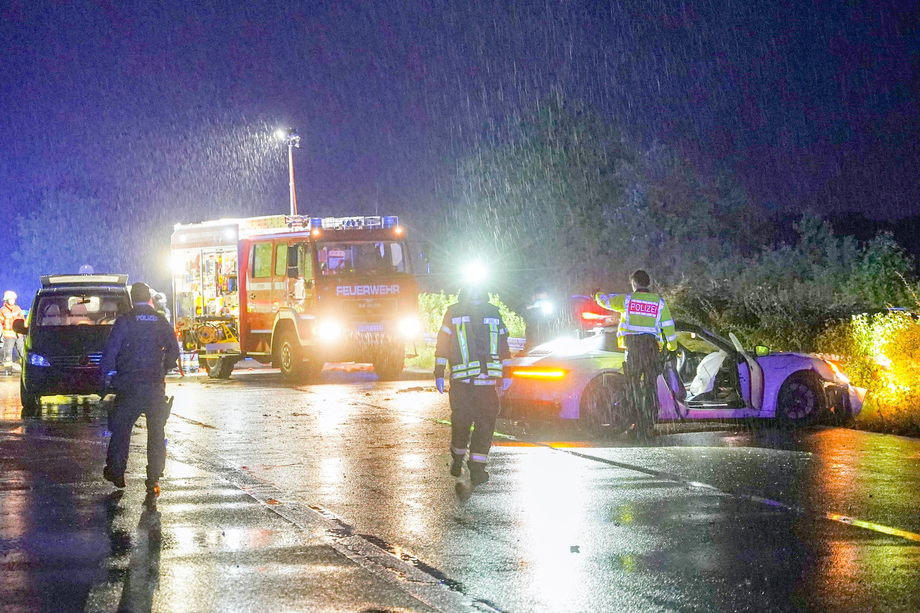 Rettungskräfte und Polizisten sind an der Unfallstelle in Schallstadt bei Freiburg am 6. Mai im Einsatz.