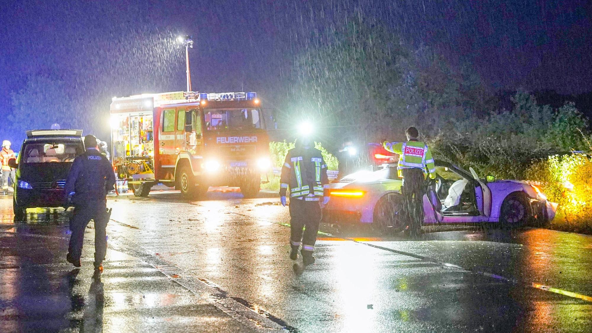 Rettungskräfte und Polizisten sind an der Unfallstelle in Schallstadt bei Freiburg am 6. Mai im Einsatz.