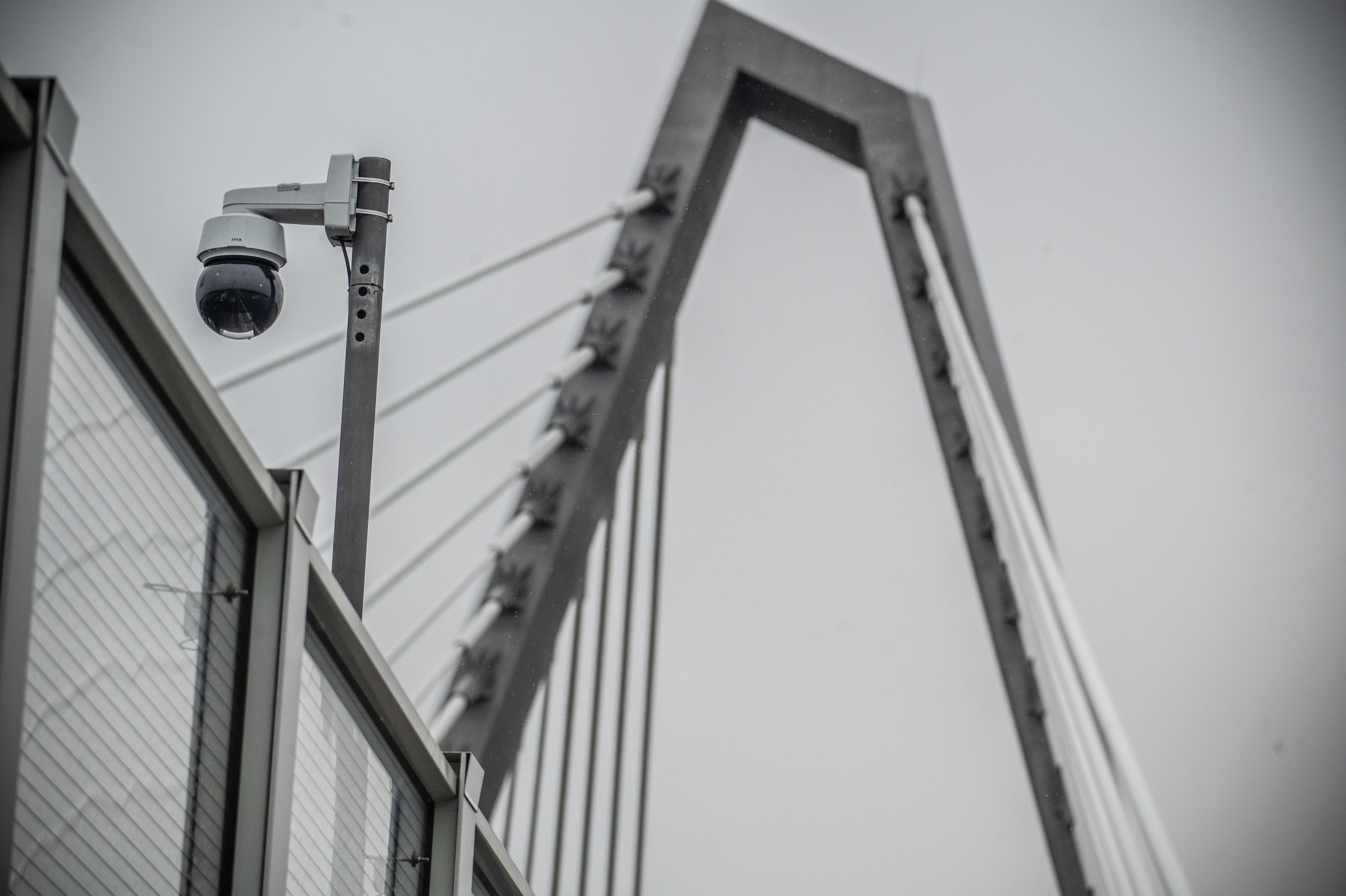 Mit einer Kamera will man die Schneelage auf der Autobahnbrücke beobachten. Hier wurde erstmal nur eine provisorische kamera genau in der Bückenmitte installiert. Bild: Ralf Krieger
