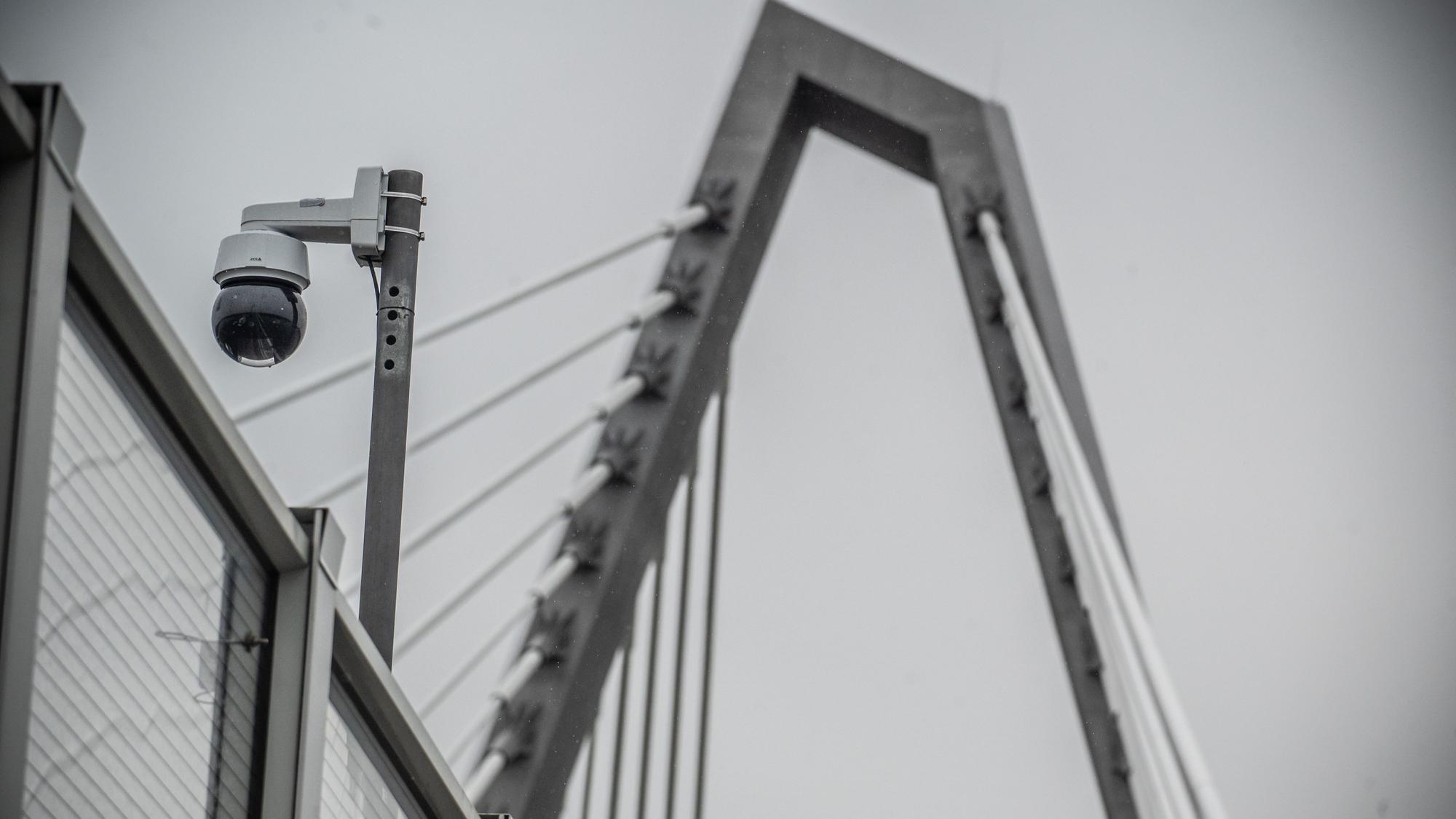 Mit einer Kamera will man die Schneelage auf der Autobahnbrücke beobachten. Hier wurde erstmal nur eine provisorische kamera genau in der Bückenmitte installiert. Bild: Ralf Krieger