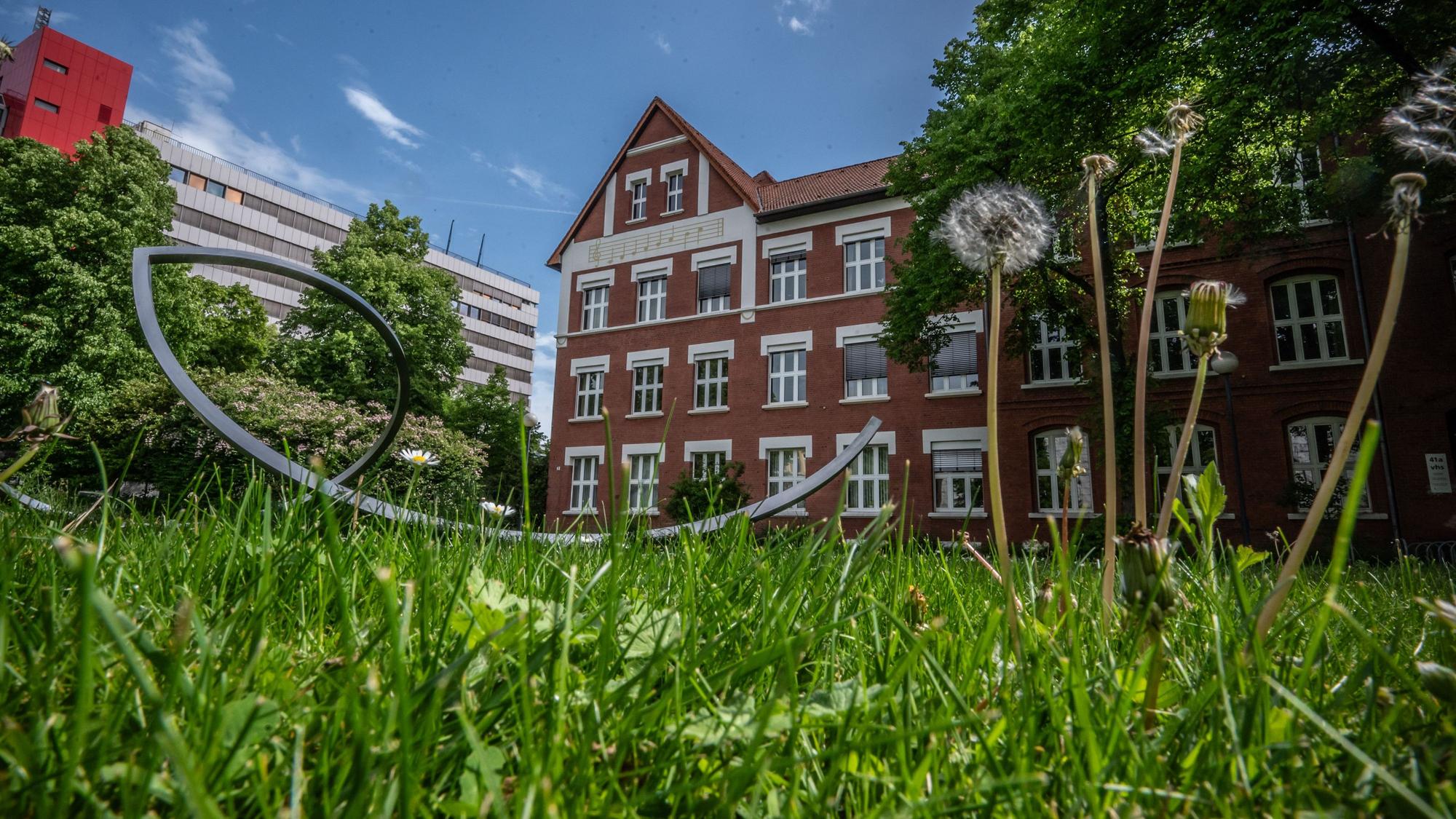 Grünfläche Stadtgrün Rasen und Musikschule Leverkusen Bild: Ralf Krieger