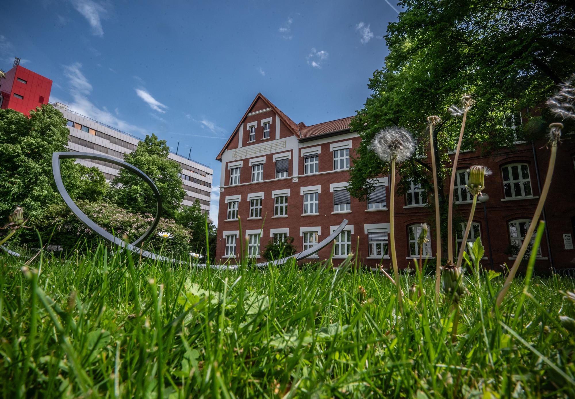 Grünfläche Stadtgrün Rasen und Musikschule Leverkusen