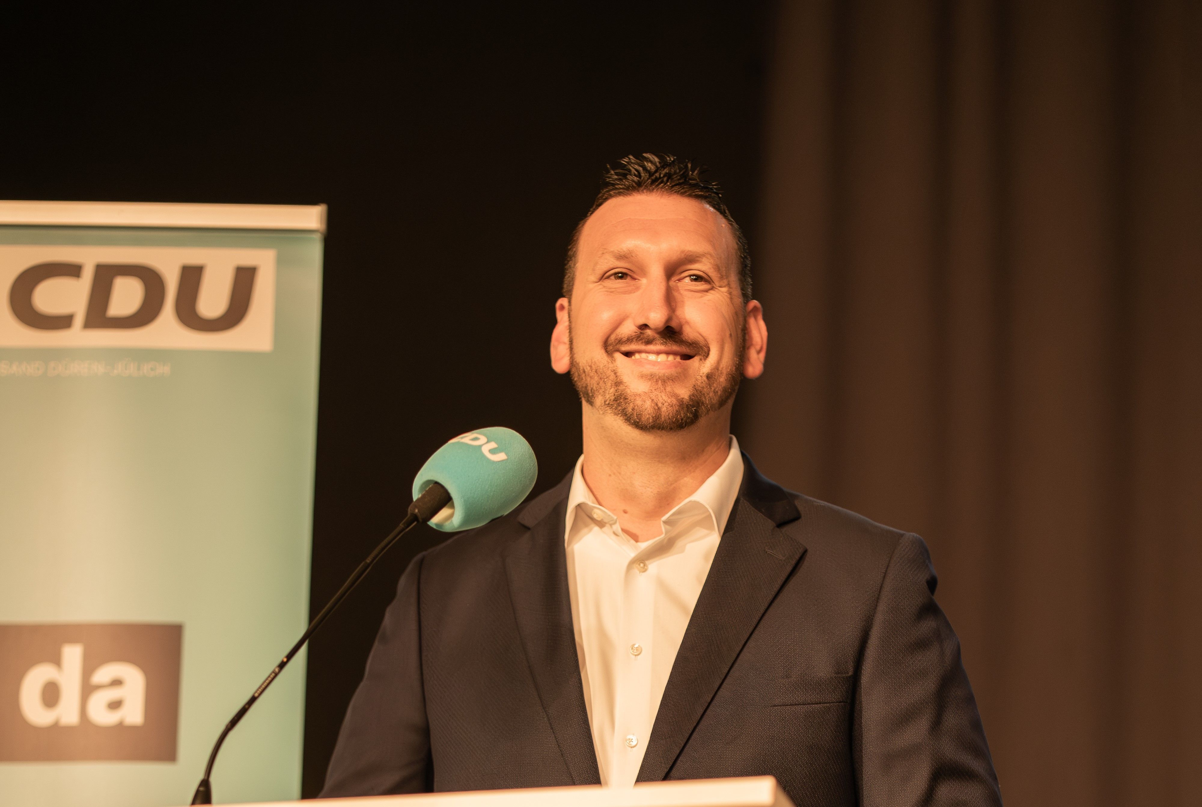 Christoph Gut steht am Rednerpult.
