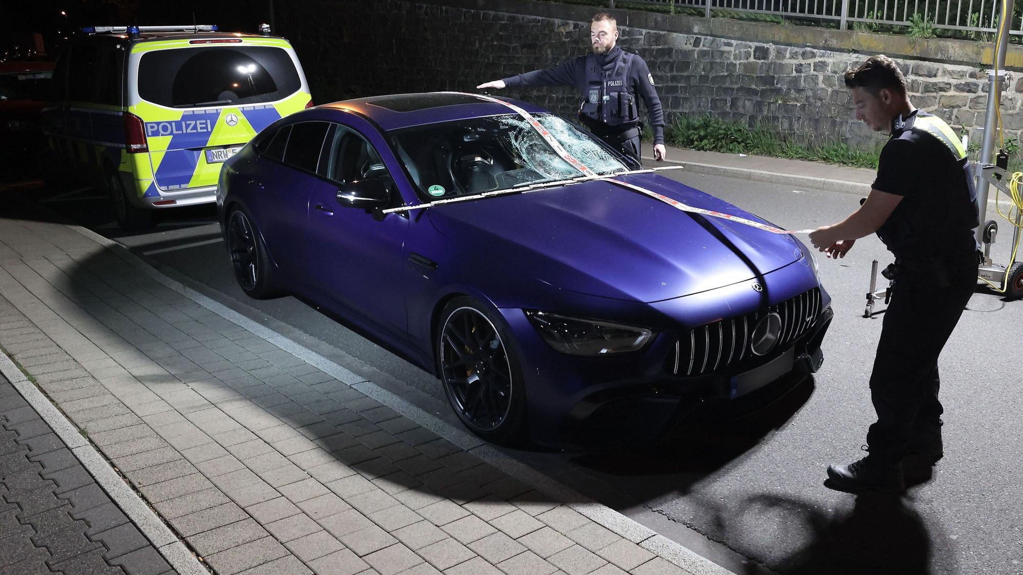 Ein beschädigter Mercedes AMG steht nach einem Unfall auf einer Straße in Remscheid Lennep.