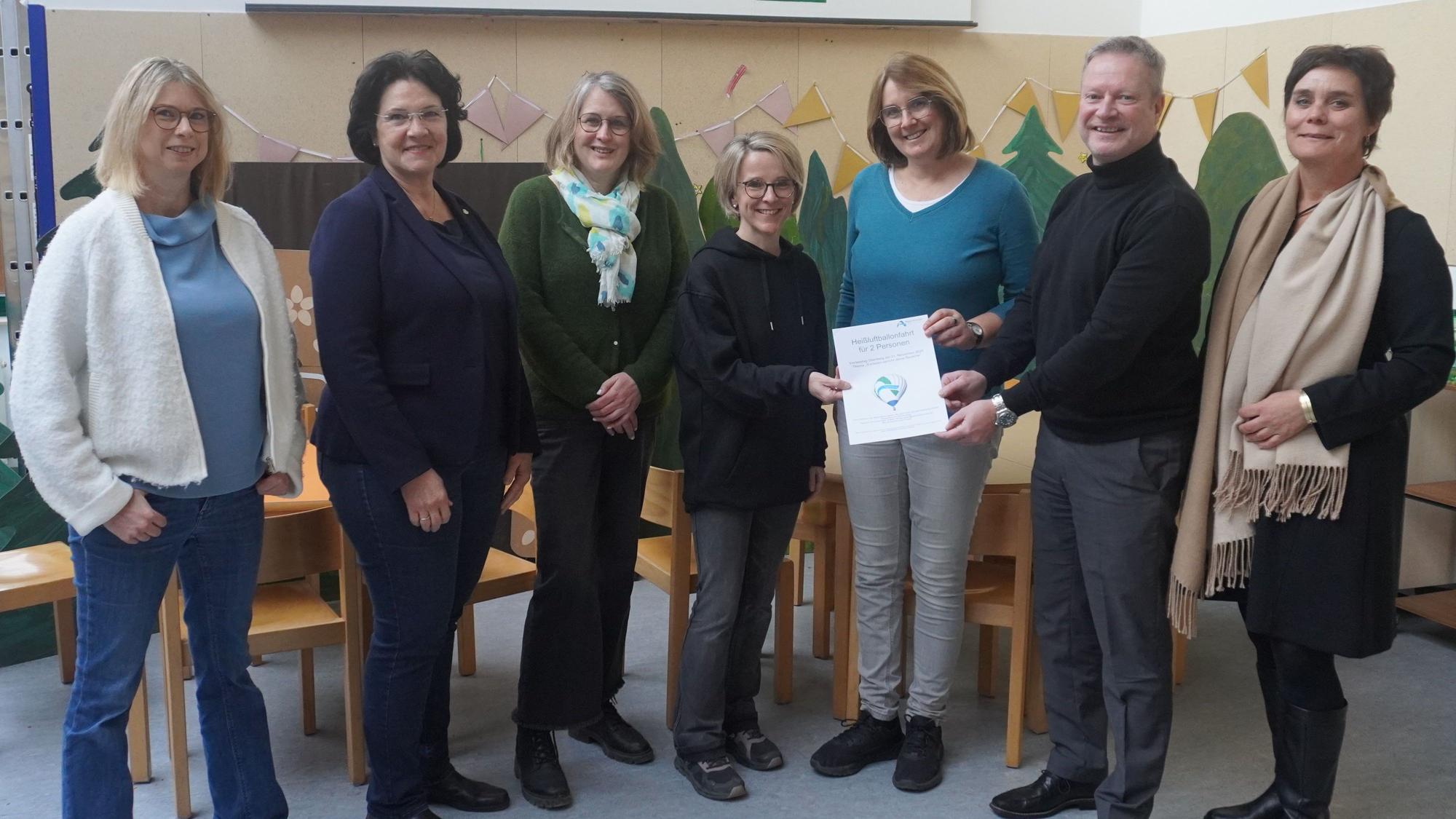 Das Gruppenfoto zeigt die offizielle Preisübergabe in der Heier Grundschule.
