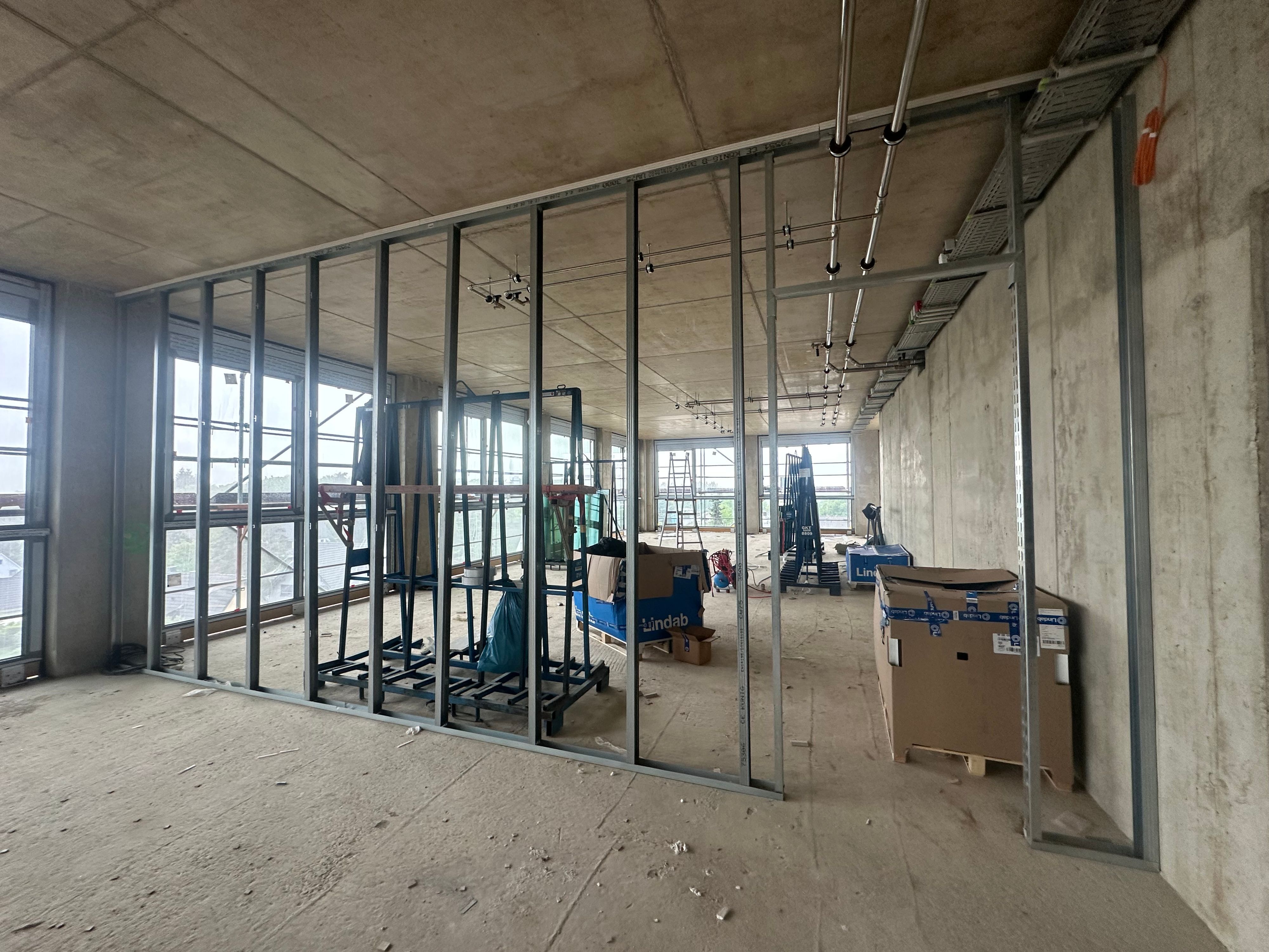 Die ersten Zwischenwände im Neubau von Bechtle werden nun montiert.