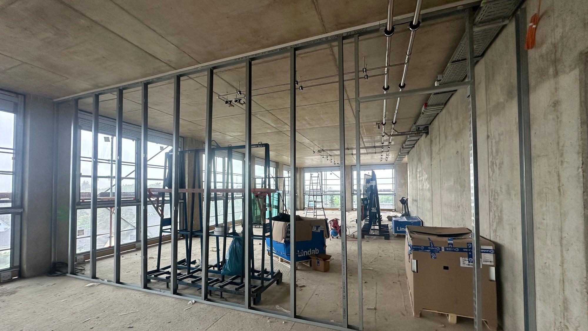 Die ersten Zwischenwände im Neubau von Bechtle werden nun montiert.