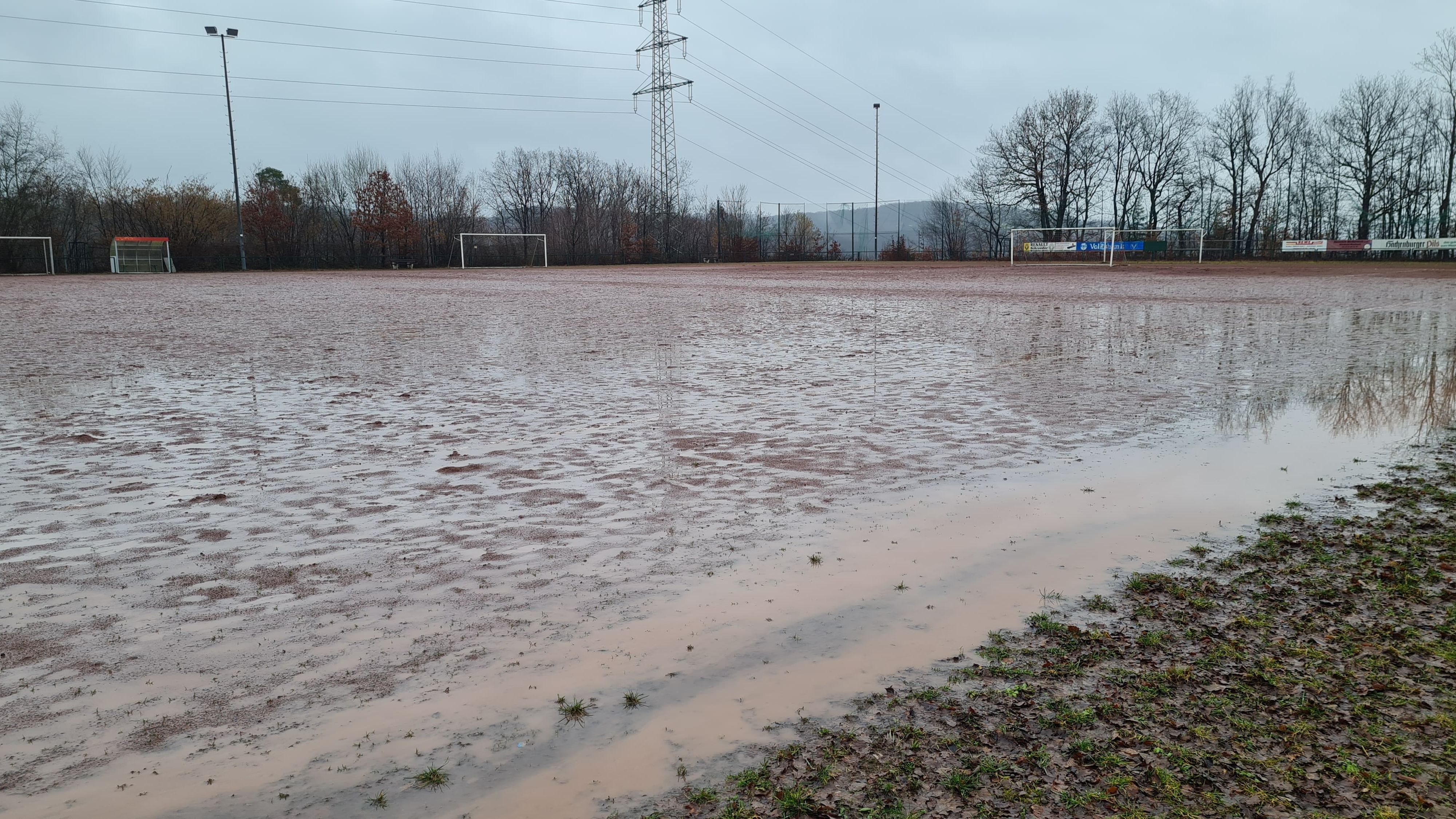 Bei Regen steht der Platz des TuS Schladern unter Wasser. Oft müssen Trainings oder Heimspiele abgesagt werden.