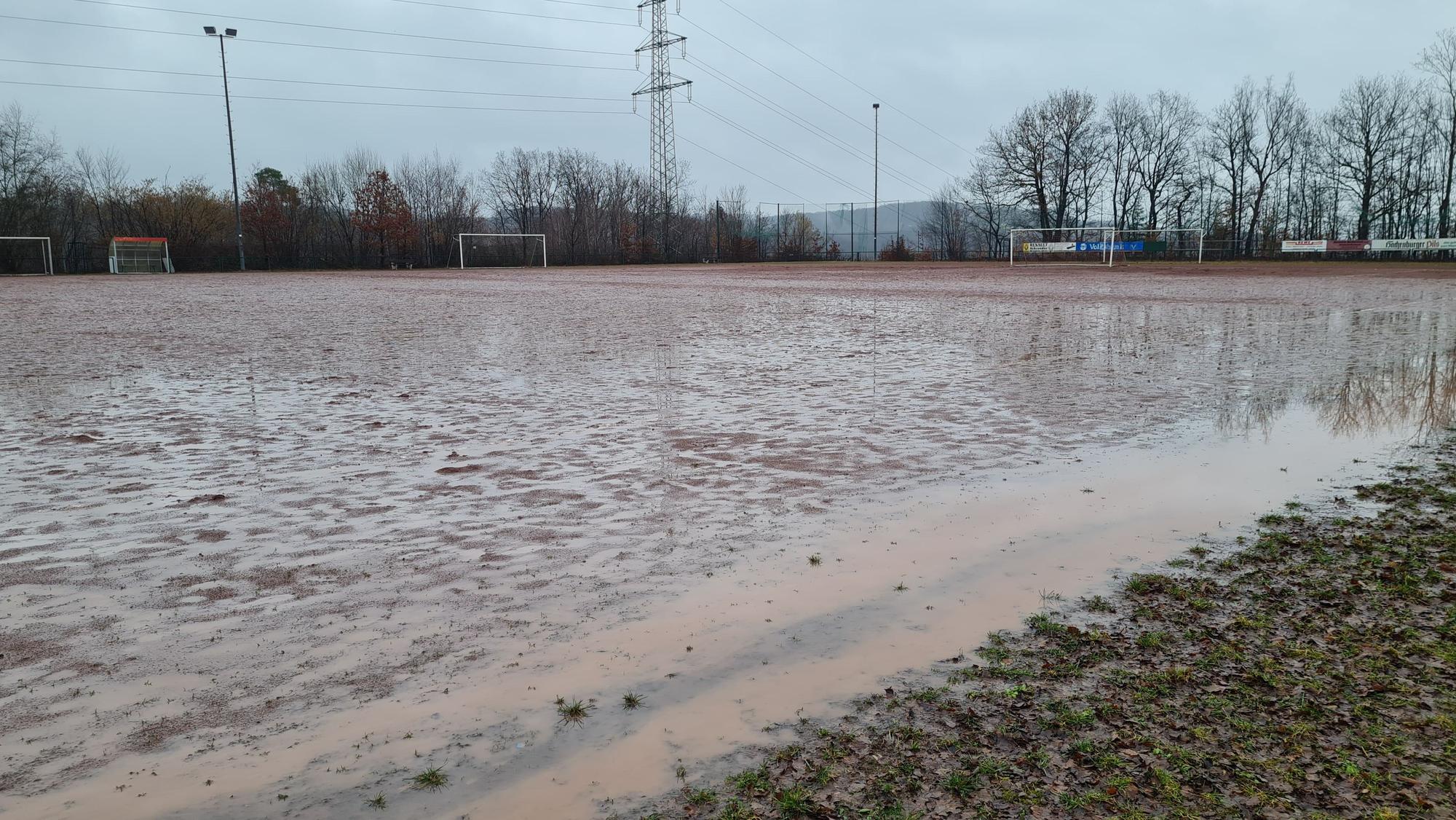 Bei Regen steht der Platz des TuS Schladern unter Wasser. Oft müssen Trainings oder Heimspiele abgesagt werden.