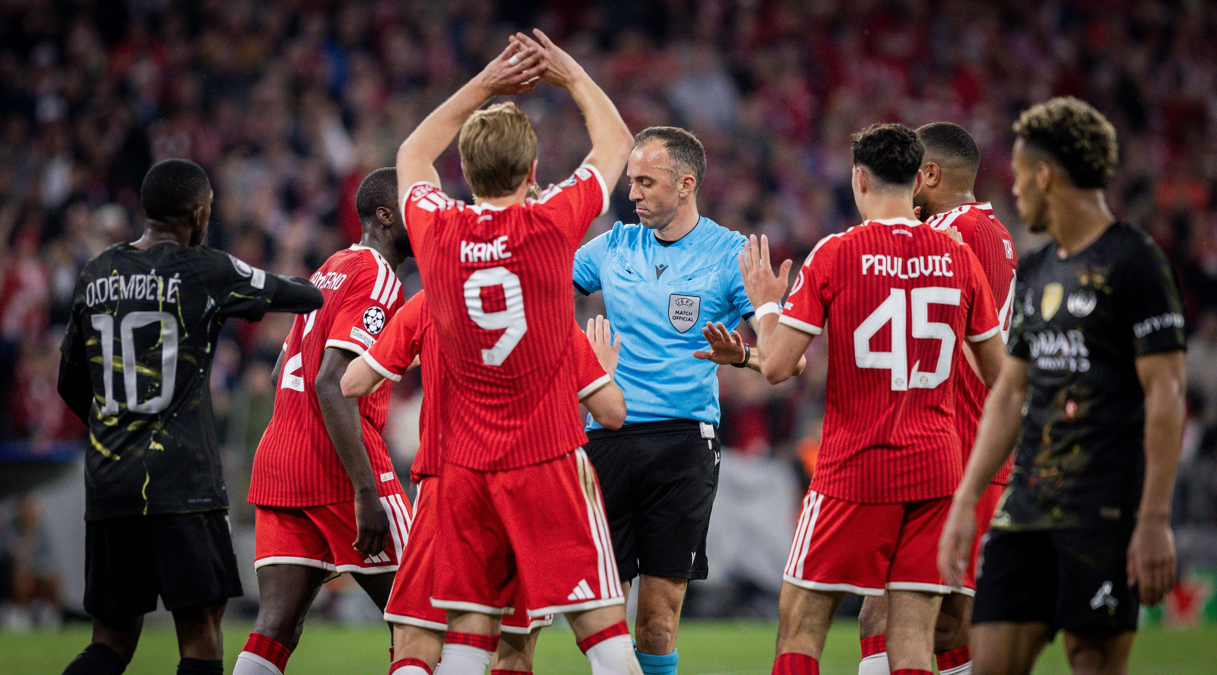 Schiedsrichter João Pinheiro musste sich von den Bayern-Spielern so einiges anhören.