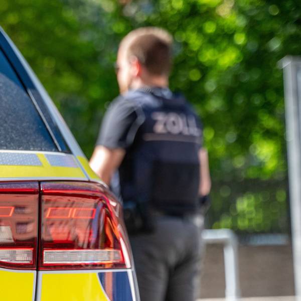 Ein Zollfahnder öffnet die Tür eines Fahrzeugs der Zollbehörde.