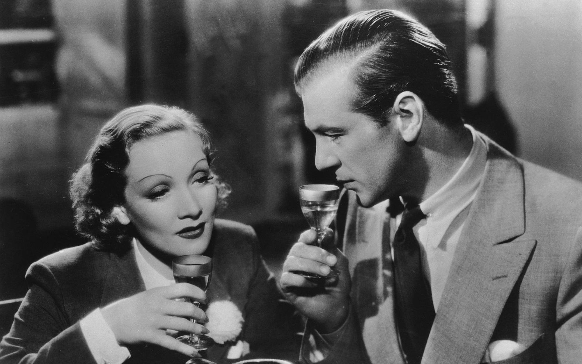 Doch Cooper konnte auch anders: In der romantischen Komödie „Perlen zum Glück“ (1936) spielte er an der Seite von Marlene Dietrich. (Bild: Hulton Archive/Getty Images)