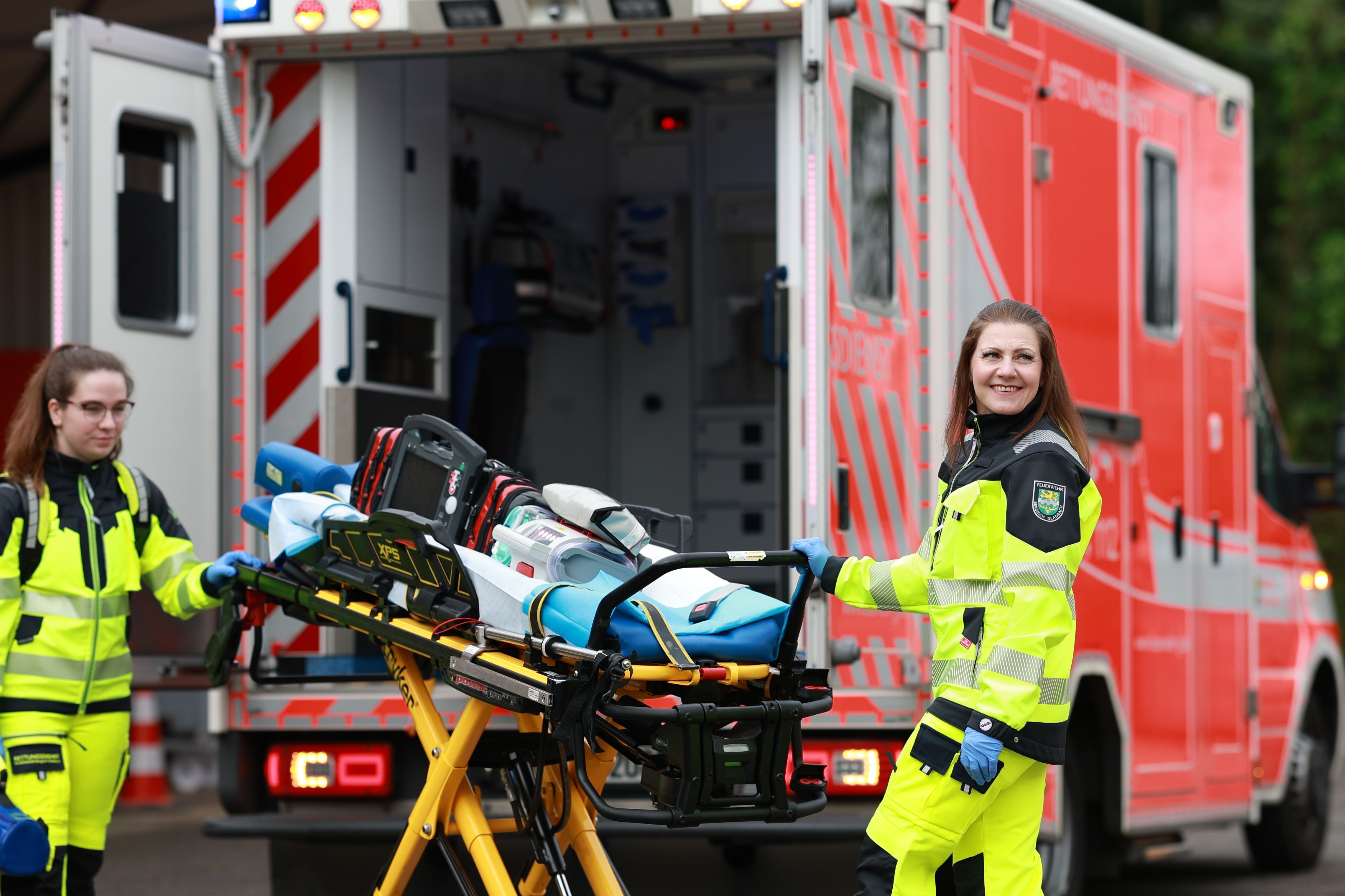 Feuerwehr Bergisch Gladbach stattet Rettungsdienst mit neuer Schutzkleidung aus.