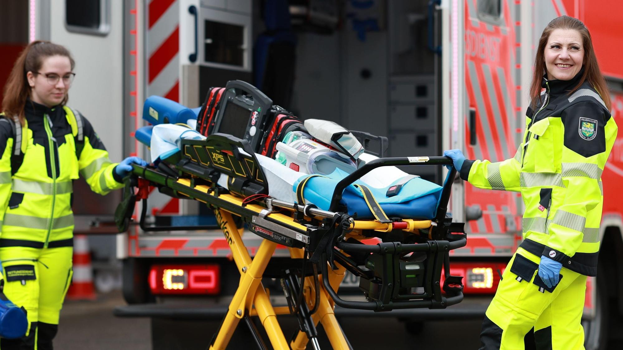 Feuerwehr Bergisch Gladbach stattet Rettungsdienst mit neuer Schutzkleidung aus.