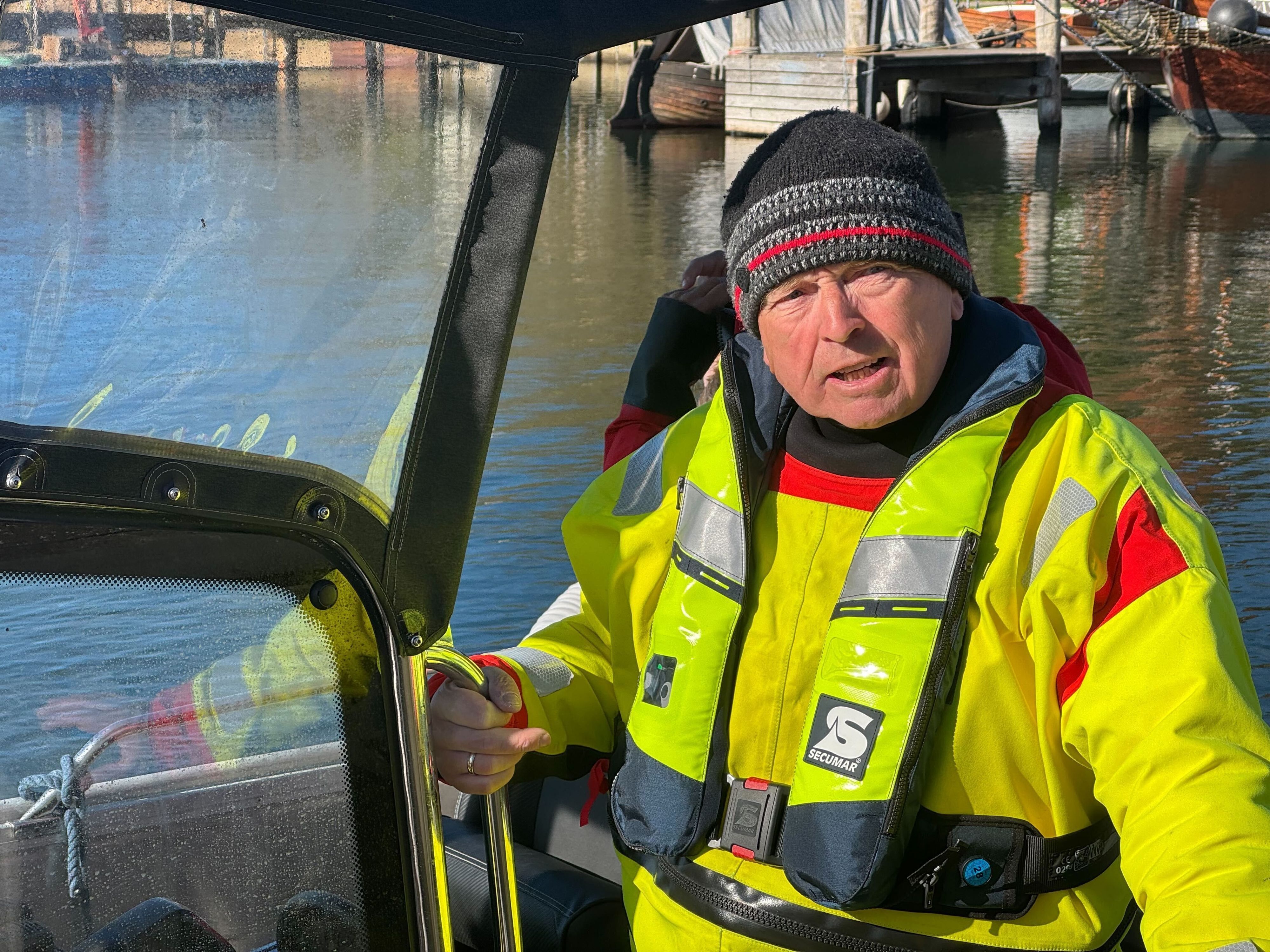 Mecklenburg-Vorpommerns Umweltminister Till Backhaus (SPD) fährt mit einem Boot zu dem vor der Insel Poel liegenden Buckelwal.