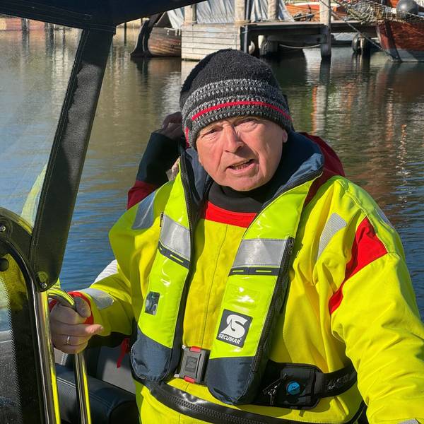 Mecklenburg-Vorpommerns Umweltminister Till Backhaus (SPD) fährt mit einem Boot zu dem vor der Insel Poel liegenden Buckelwal.