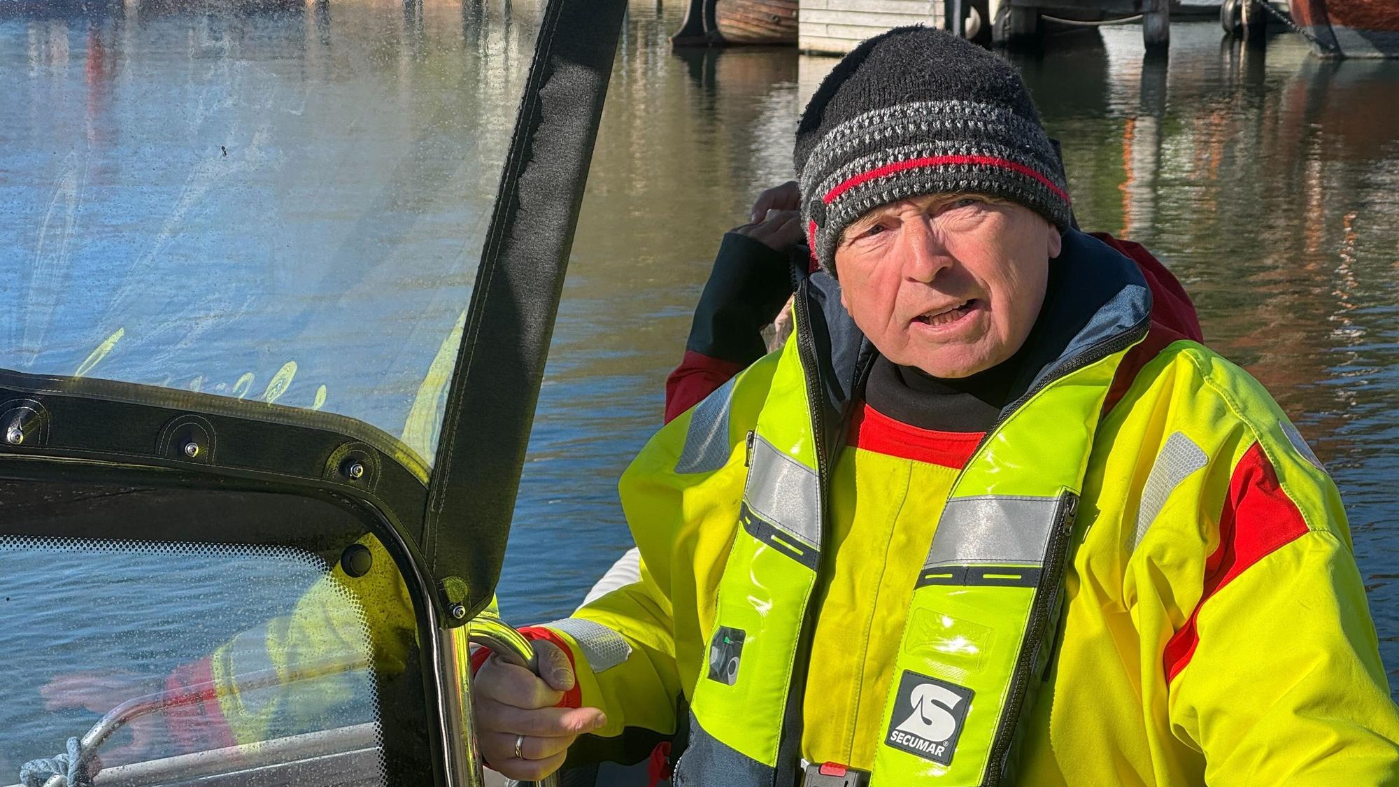 Mecklenburg-Vorpommerns Umweltminister Till Backhaus (SPD) fährt mit einem Boot zu dem vor der Insel Poel liegenden Buckelwal.