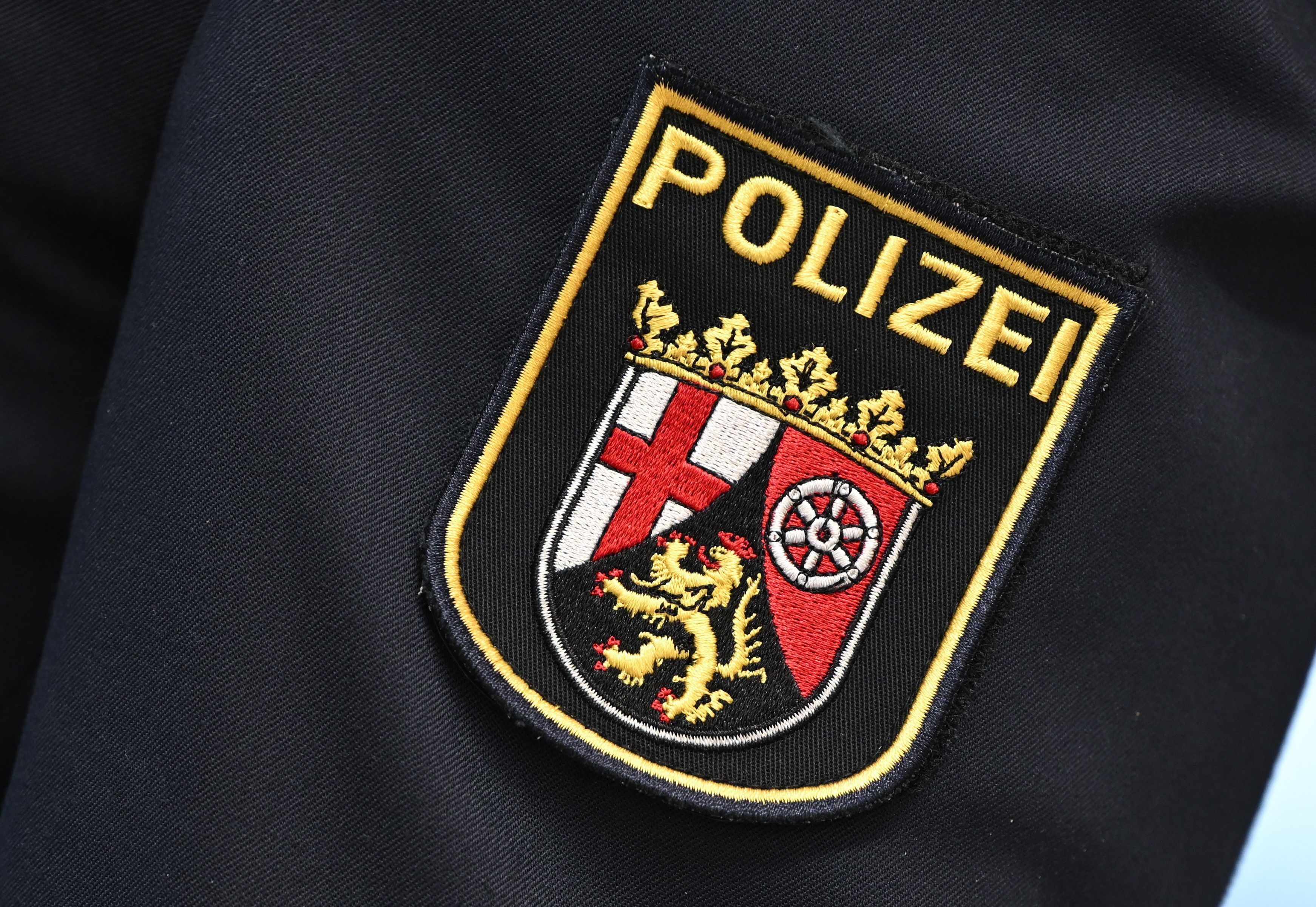Offenbar gibt es eine Geiselnahme in einer Bank im rheinland-pfälzischen. Die Polizei ist vor Ort. (Symbolbild)