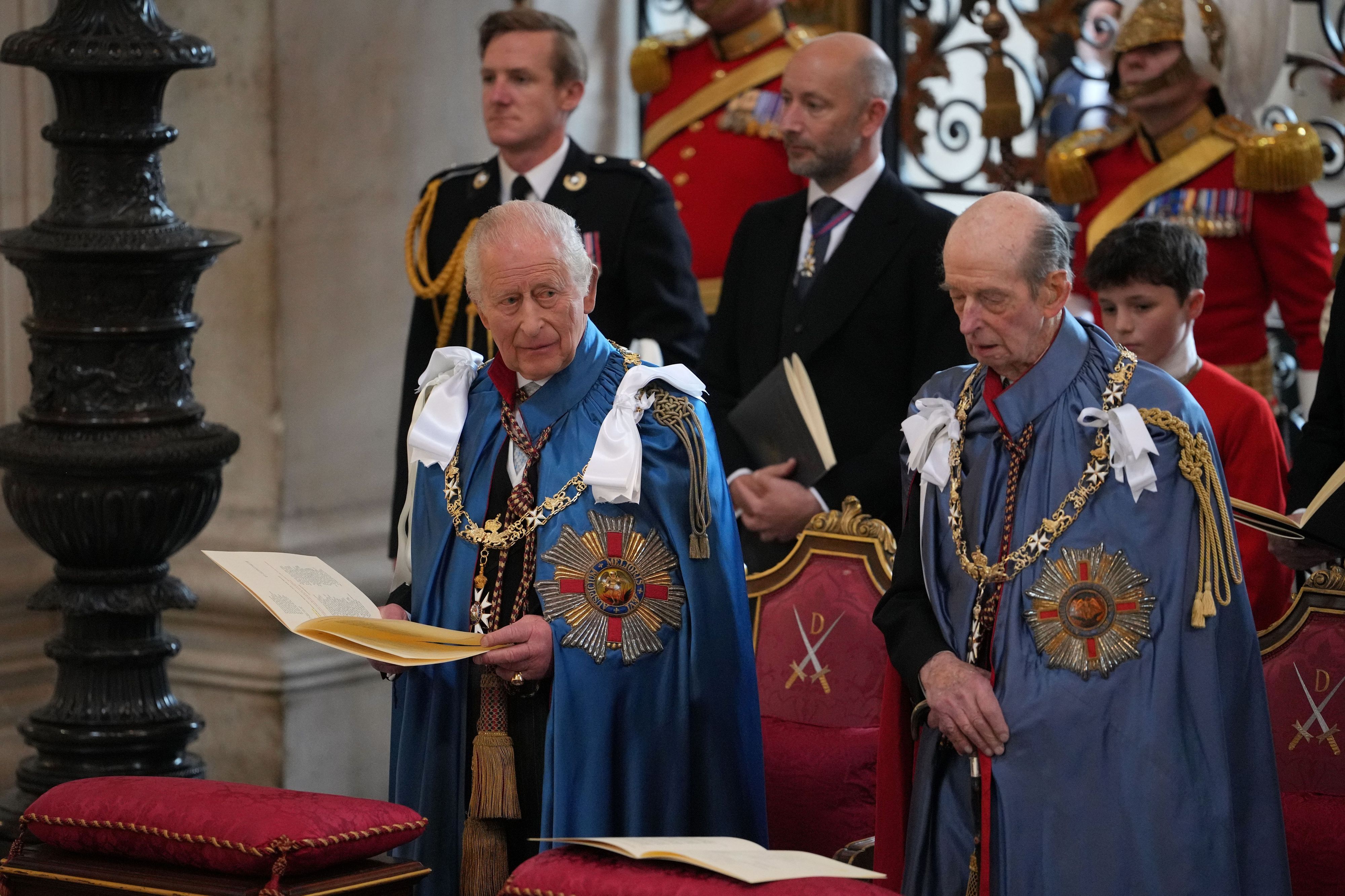 König Charles III. (l) und Prinz Edward, Herzog von Kent, nehmen an der Verleihung des St.-Michael-und-St.-Georgs-Ordens in der St.-Paul's-Kathedrale teil.