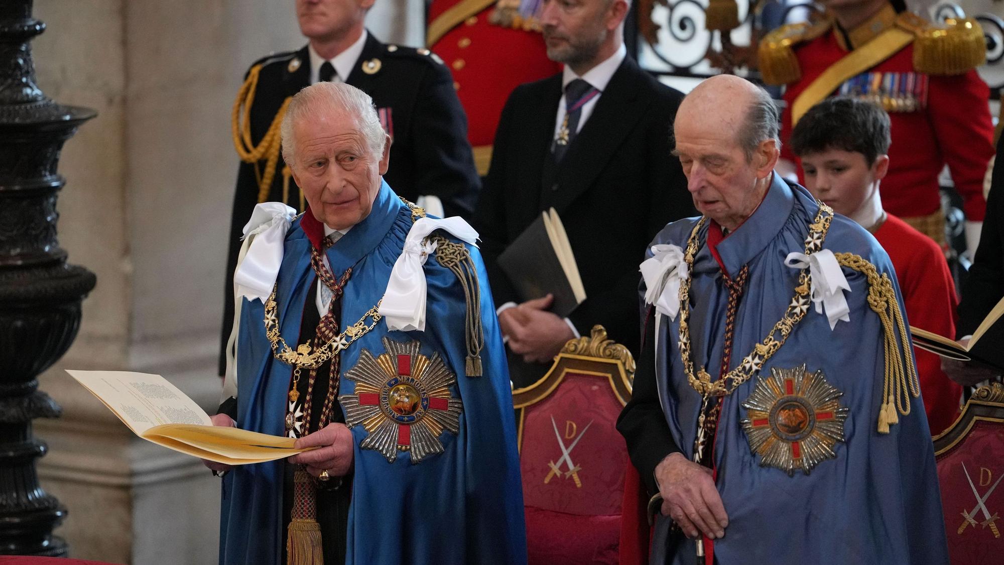 König Charles III. (l) und Prinz Edward, Herzog von Kent, nehmen an der Verleihung des St.-Michael-und-St.-Georgs-Ordens in der St.-Paul's-Kathedrale teil.
