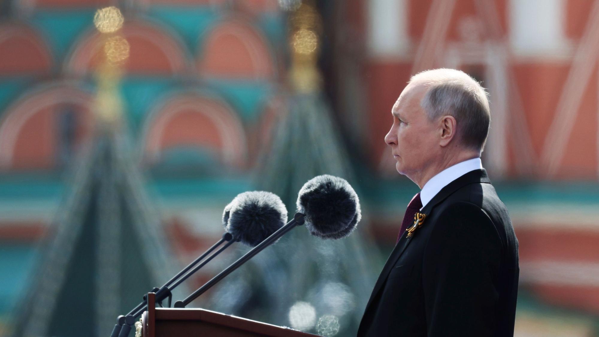 Kremlchef Wladimir Putin hält eine Rede während der Militärparade zum Tag des Sieges anlässlich des Jahrestages des Endes des Zweiten Weltkrieges auf dem Roten Platz in Moskau. (Archivbild)