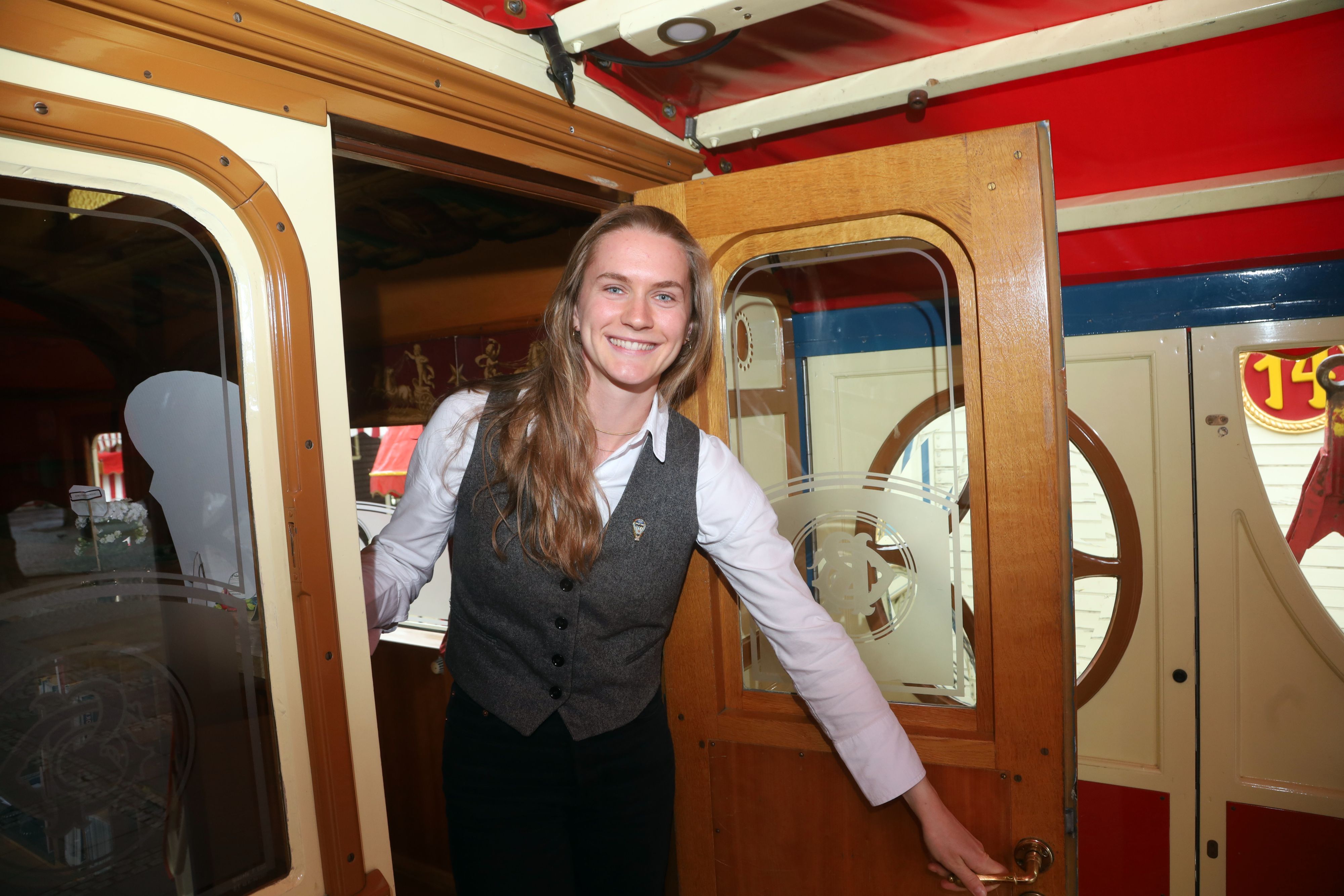 06.05.2026, Köln: Roncalli: Das sind die Menschen hinter den Kulissen, die den Laden am Laufen halten: Salome Junge, Mitarbeiterin Tourneebüro/ Empfang. Foto: Arton Krasniqi
