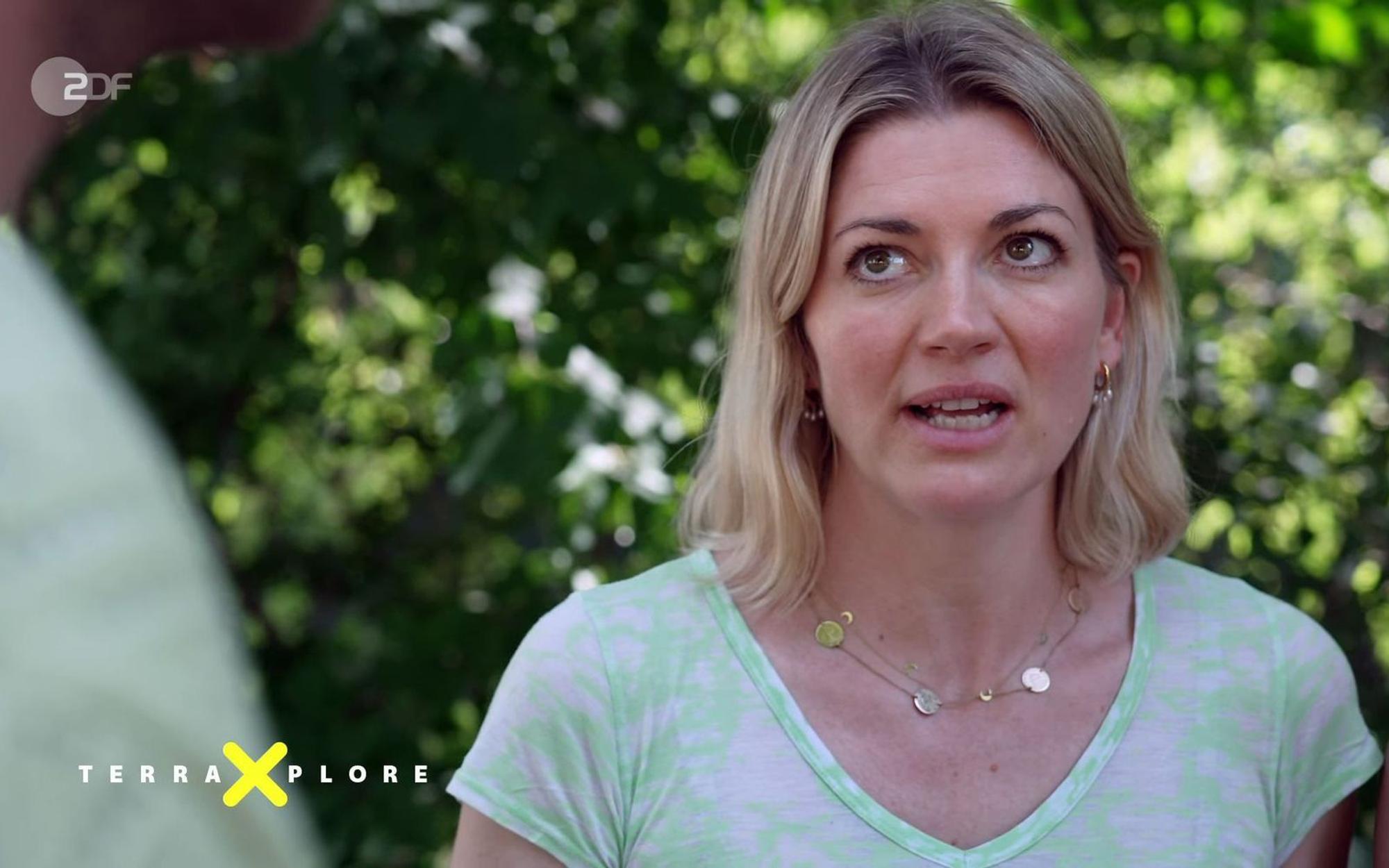 Schauspielerin Nina Bott spricht in der ZDF-Doku „Terra Xplore: Ist Mama die Beste?“ offen über ihre Kindheit mit einer alkoholabhängigen Mutter. (Bild: ZDF)