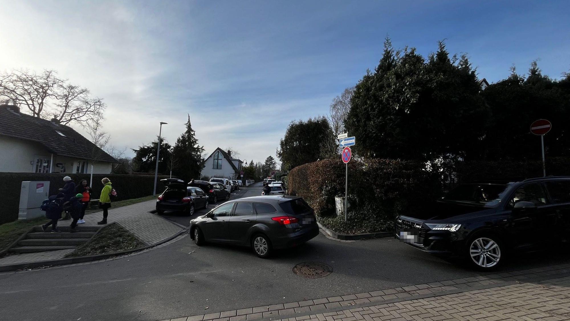 Autos, die in eine enge Straße einbiegen.