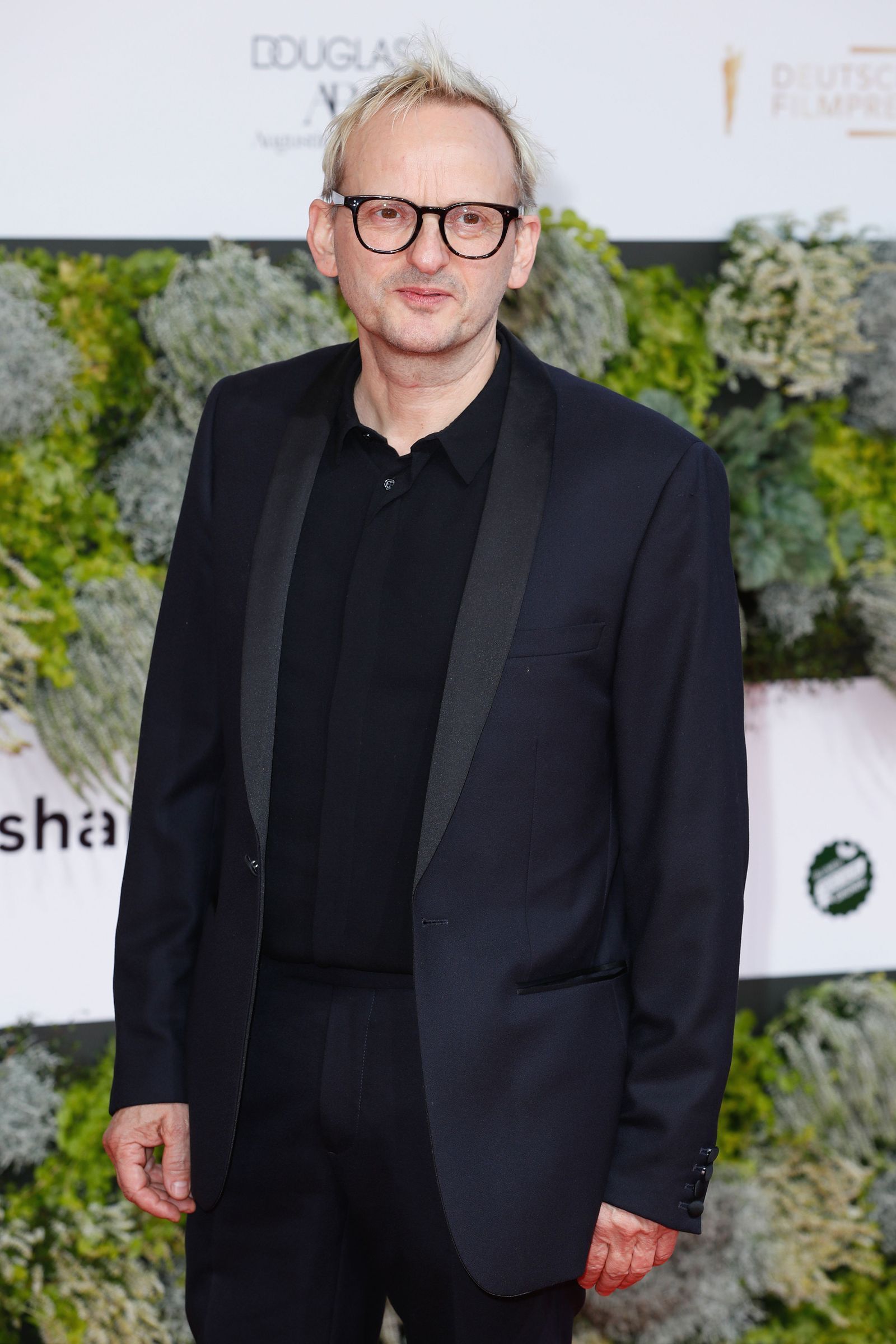 Beliebt ist Milan Peschel nicht nur beim Publikum, sondern auch als Kollege. „Ein gutes Miteinander ist mir sehr wichtig“, betont der Schauspieler. „Wer weiß, vielleicht rettet man ein Leben, nur weil man in einem bestimmten Moment jemand auf der Straße oder am Set anlächelt?“ 
 (Bild: 2021 Getty Images/Gerald Matzka)