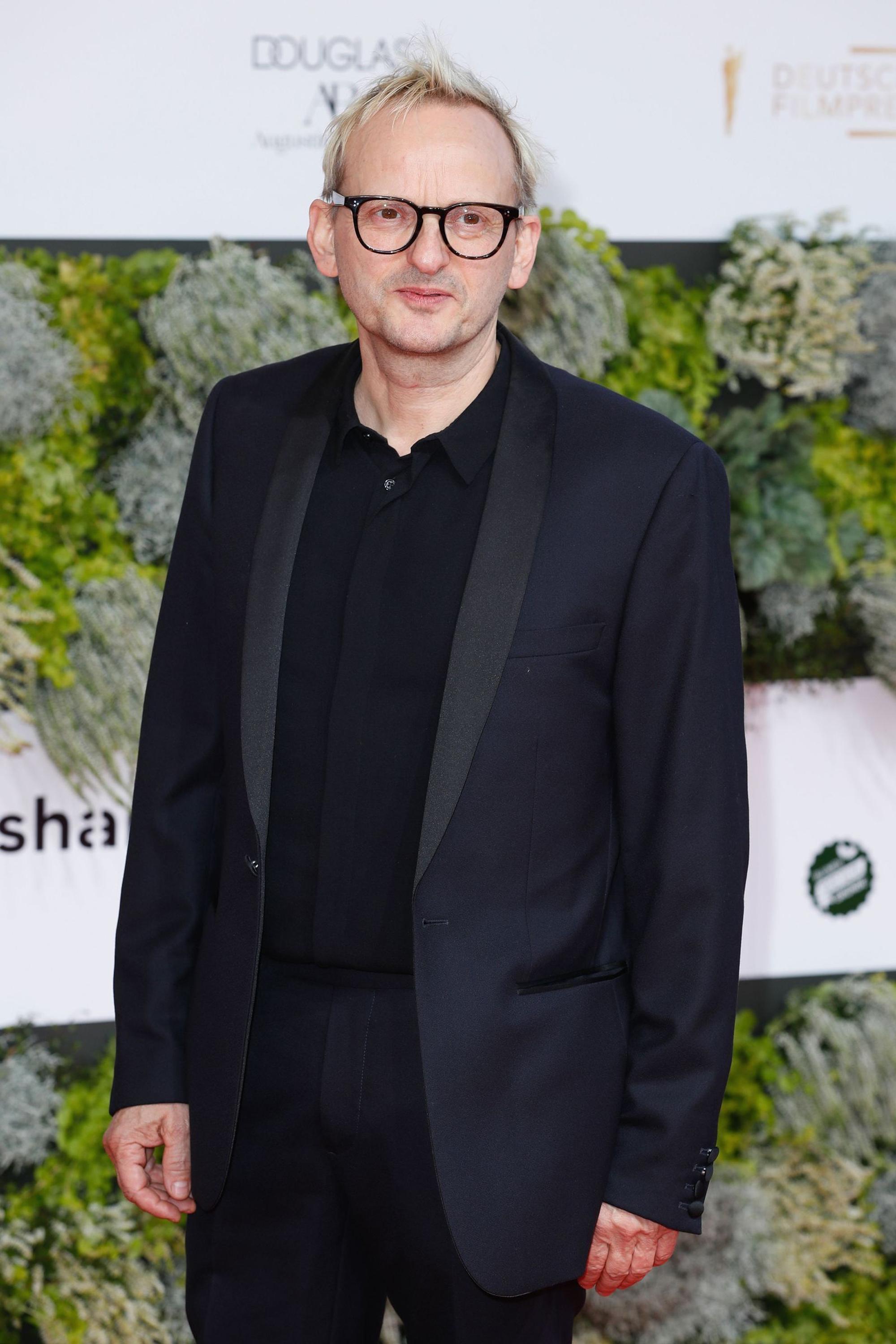 Beliebt ist Milan Peschel nicht nur beim Publikum, sondern auch als Kollege. „Ein gutes Miteinander ist mir sehr wichtig“, betont der Schauspieler. „Wer weiß, vielleicht rettet man ein Leben, nur weil man in einem bestimmten Moment jemand auf der Straße oder am Set anlächelt?“
(Bild: 2021 Getty Images/Gerald Matzka)