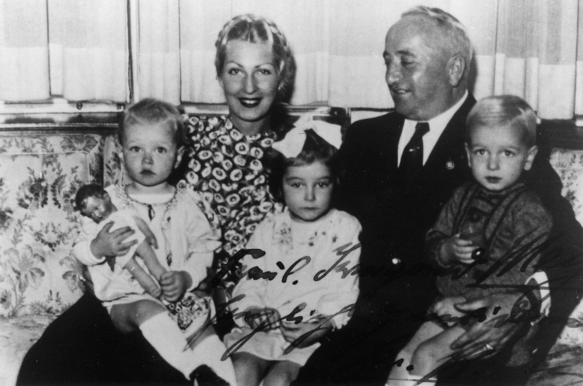 Weihnachten 1942: Inga und Robert Ley mit ihren drei Kindern. „Das letzte Foto vor dem Selbstmord meiner Großmutter“, schreibt Axel Spilcker dazu. Ganz rechts sitzt sein Vater mit kurzer Hose auf dem Schoß von Ley.