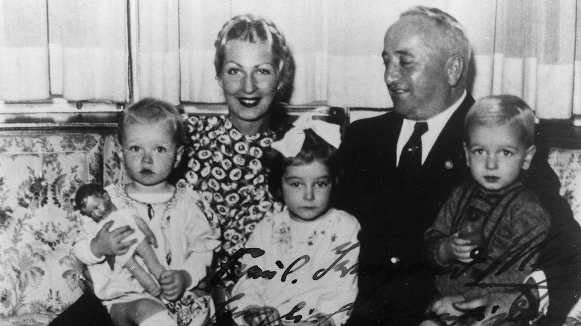 Weihnachten 1942: Inga und Robert Ley mit ihren drei Kindern. „Das letzte Foto vor dem Selbstmord meiner Großmutter“, schreibt Axel Spilcker dazu. Ganz rechts sitzt sein Vater mit kurzer Hose auf dem Schoß von Ley.