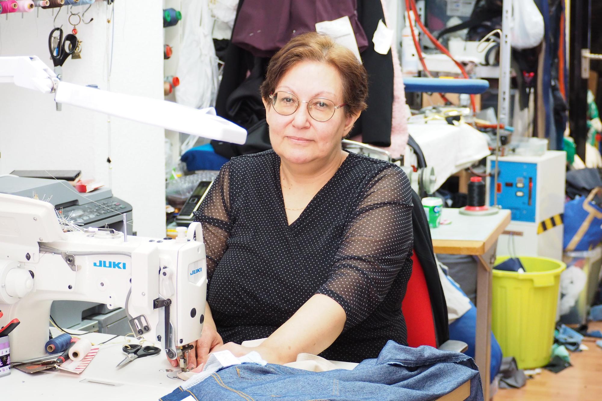 Gülhan Dag, 56 Jahre alt, führt eine Änderungsschneiderei am Barbarossaplatz.