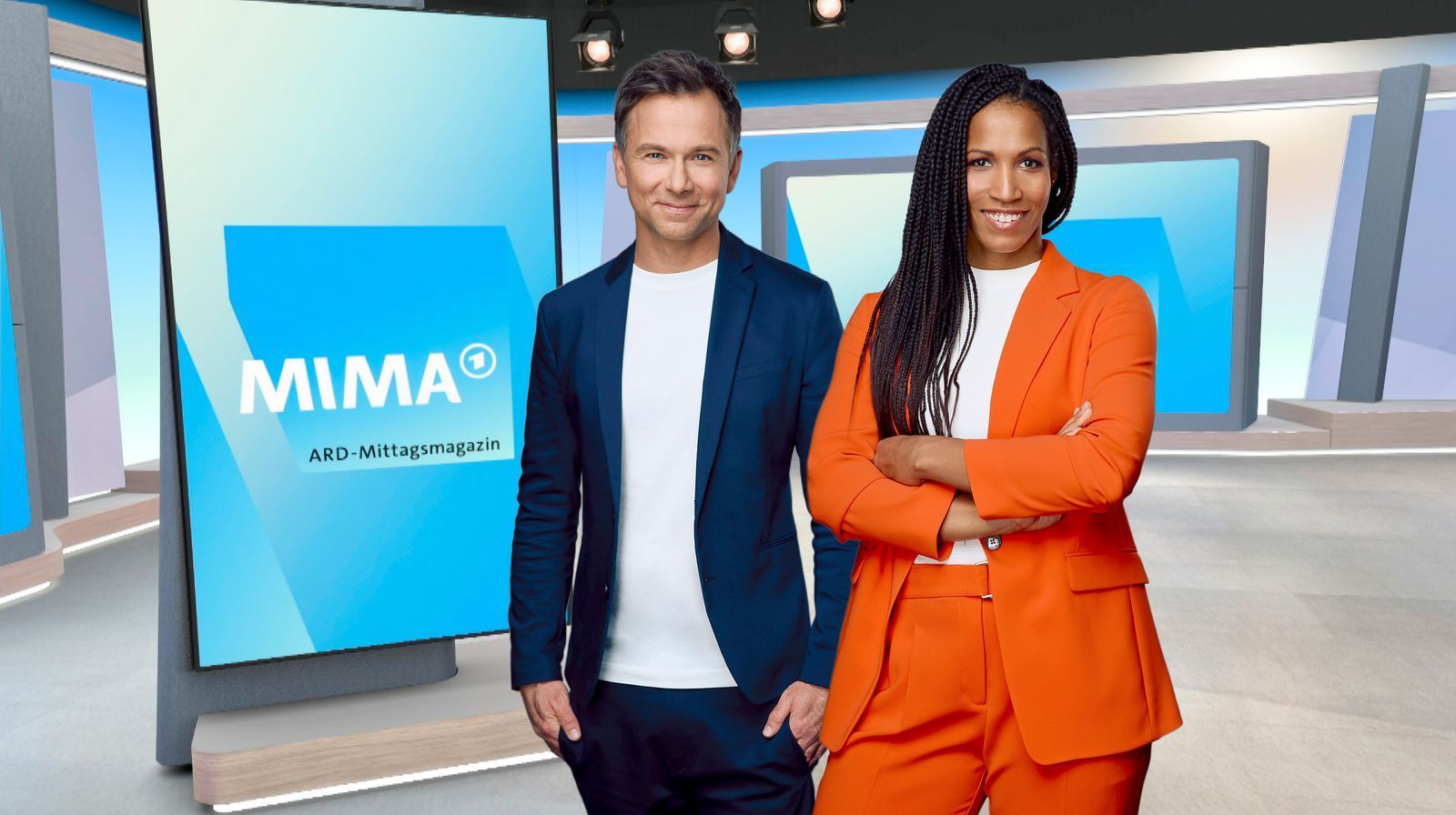 Tino Böttcher und Moderatorin Mariama Jamanka stehen in der Kulisse.