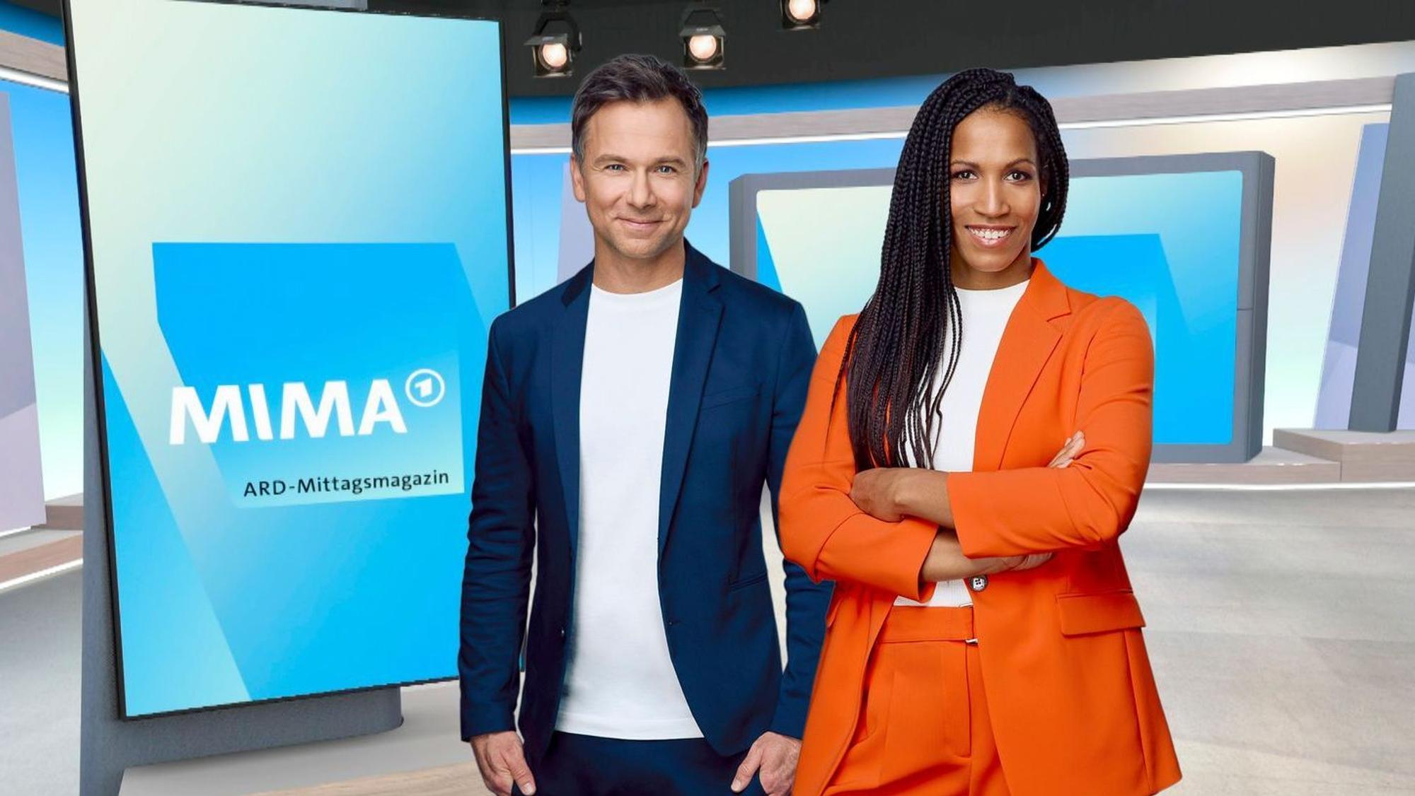 Tino Böttcher und Moderatorin Mariama Jamanka stehen in der Kulisse.