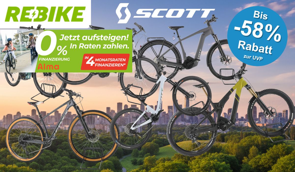 Mehrere refurbished Scott E-Bikes und Fahrräder verschiedener Kategorien – darunter City-Trekking-E-Bikes, ein Gravelbike und E-Mountainbikes – vor einer Stadtsilhouette im Abendhimmel, mit den Logos von Rebike und Scott sowie einem blauen Rabatt-Button mit der Aufschrift „Bis -58% Rabatt zur UVP".