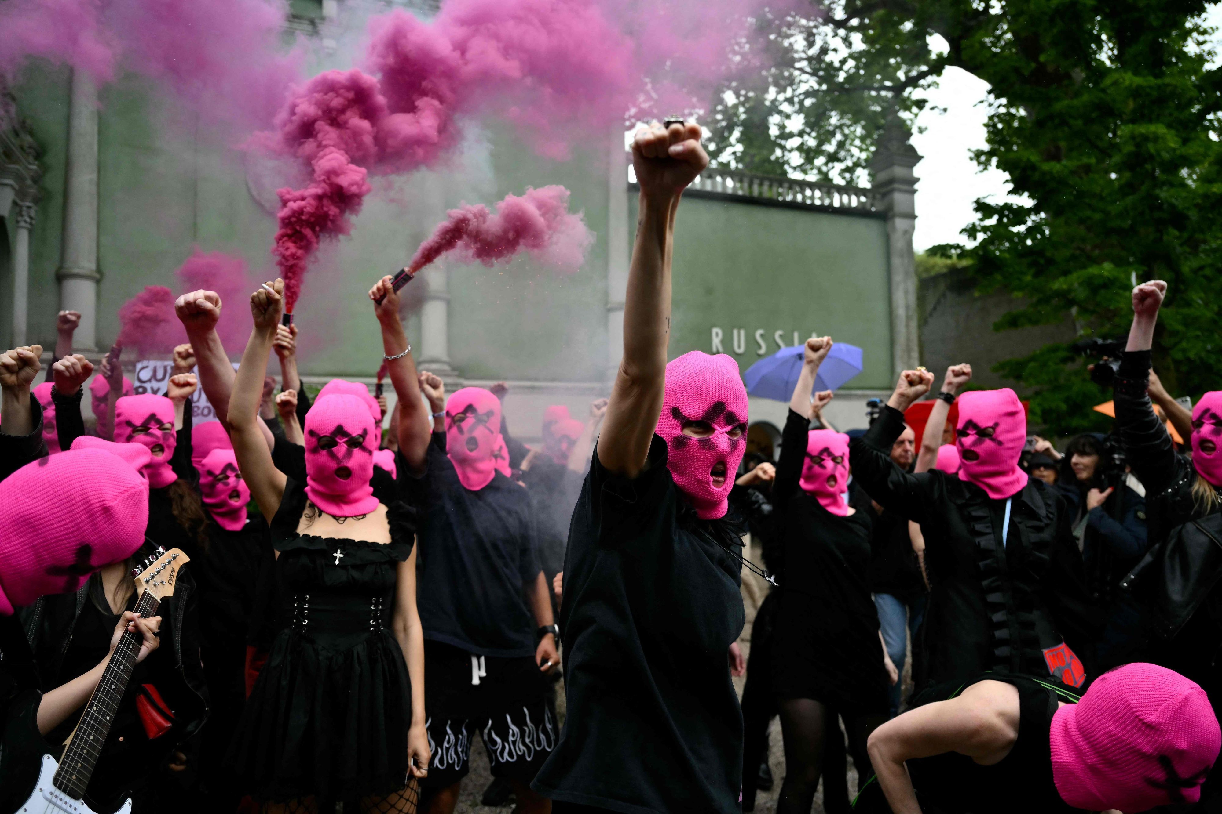 Mitglieder von Femen und Pussy Riot protestieren vor dem russischen Pavillon in Venedig.