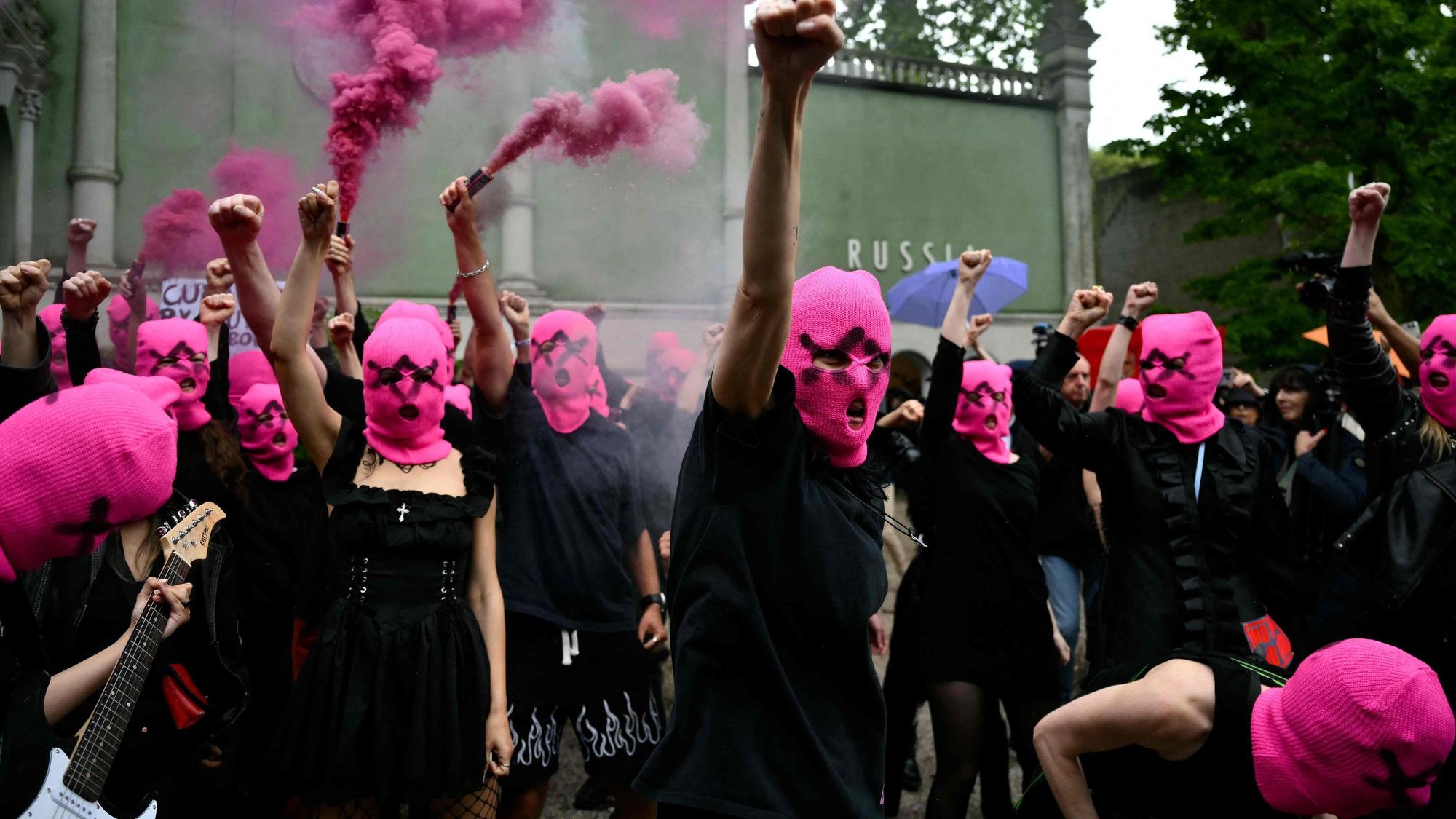 Mitglieder von Femen und Pussy Riot protestieren vor dem russischen Pavillon in Venedig.
