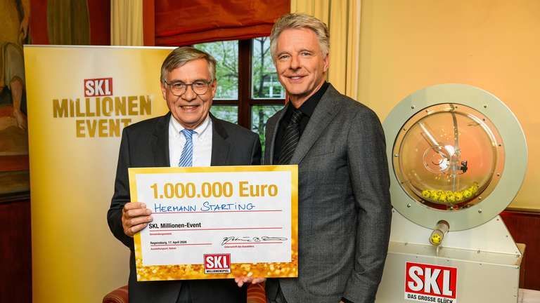 Glückspate und SKL-Markenbotschafter Jörg Pilawa (re.) überreichte Neu-Millionär Hermann Starting (li.) den Scheck über 1 Million Euro. Starting ist Schwiegervater von Hendrik Wüst