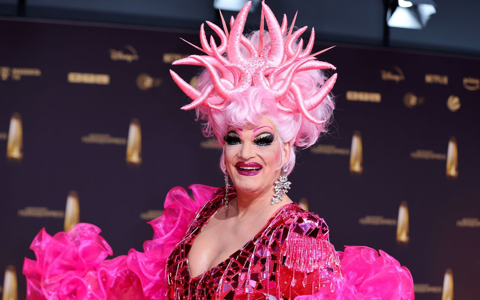 Schrille Outfits sind ihr Markenzeichen: Olivia Jones ist Deutschlands bekannteste Drag Queen. Nun wurde ihre Autobiografie für die ZDF-Primetime verfilmt. Im Interview spricht sie über diese besondere Ehre.  (Bild: 2024 Getty Images/Joshua Sammer)